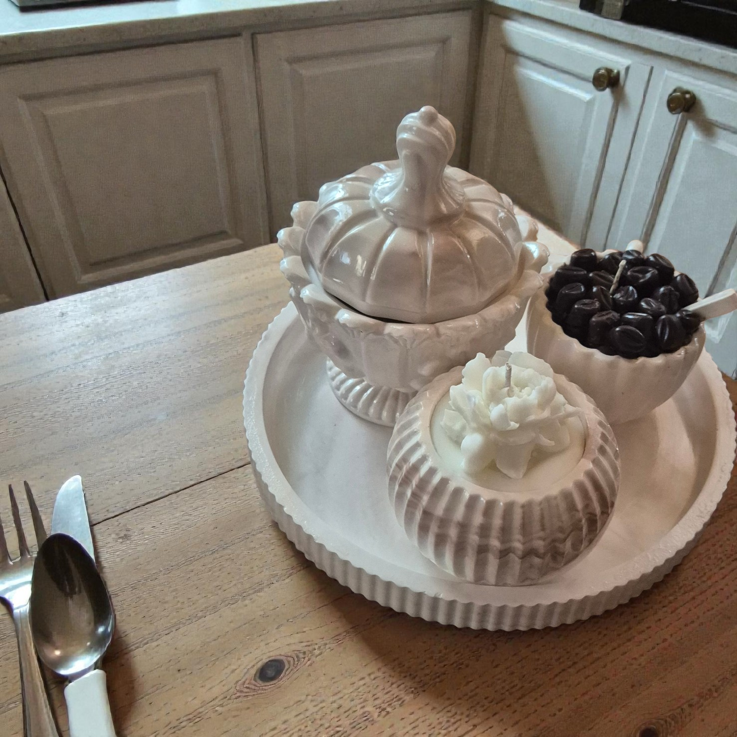 Gipso namų dekoro ir sojų vaško žvakių rinkinys „Kavos akimirka“ – padėklas, indelis su dangteliu ir dvi žvakės su medvilnine dagtimi