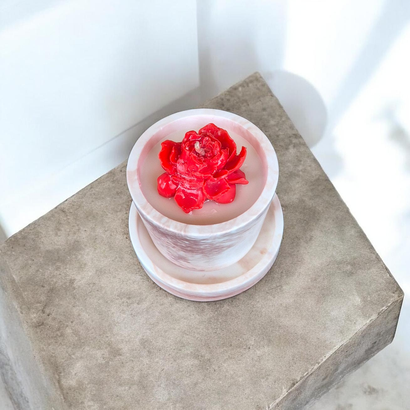 Sojų vaško žvakė „Red Bloom“ marmuriniame indelyje