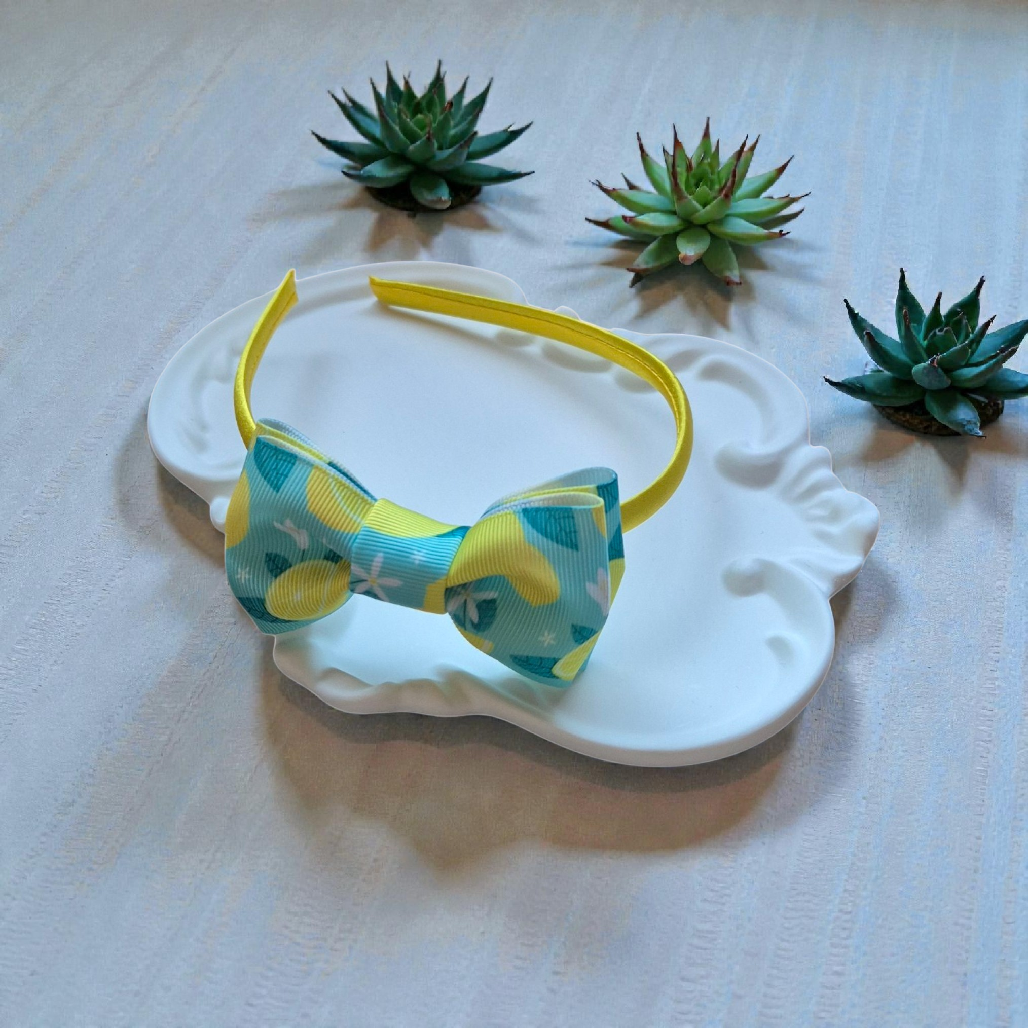 Geltonas plaukų lankelis su citrinų rašto kaspinu – „Yellow Lemon Bow Headband“