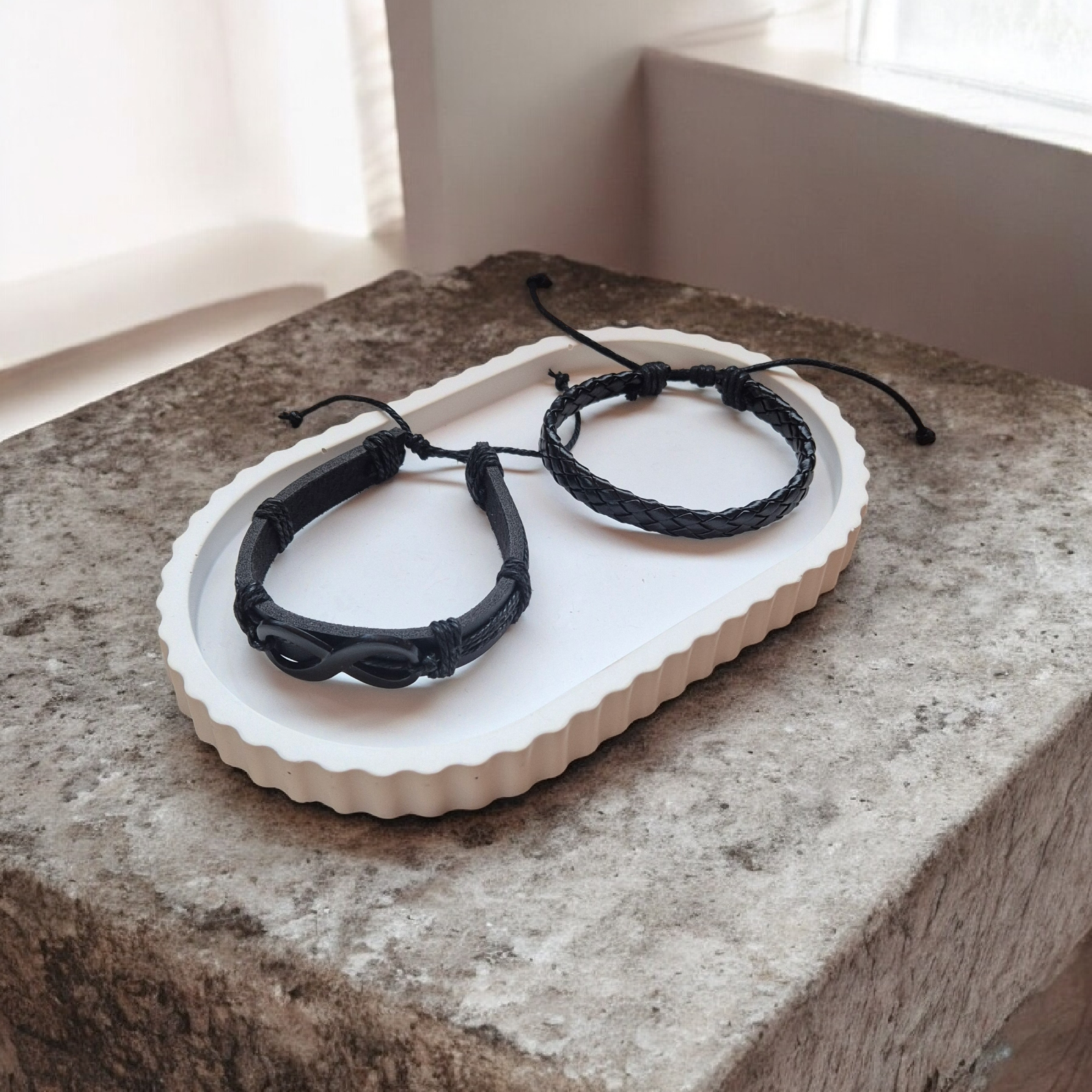 Juoda odinė apyrankė