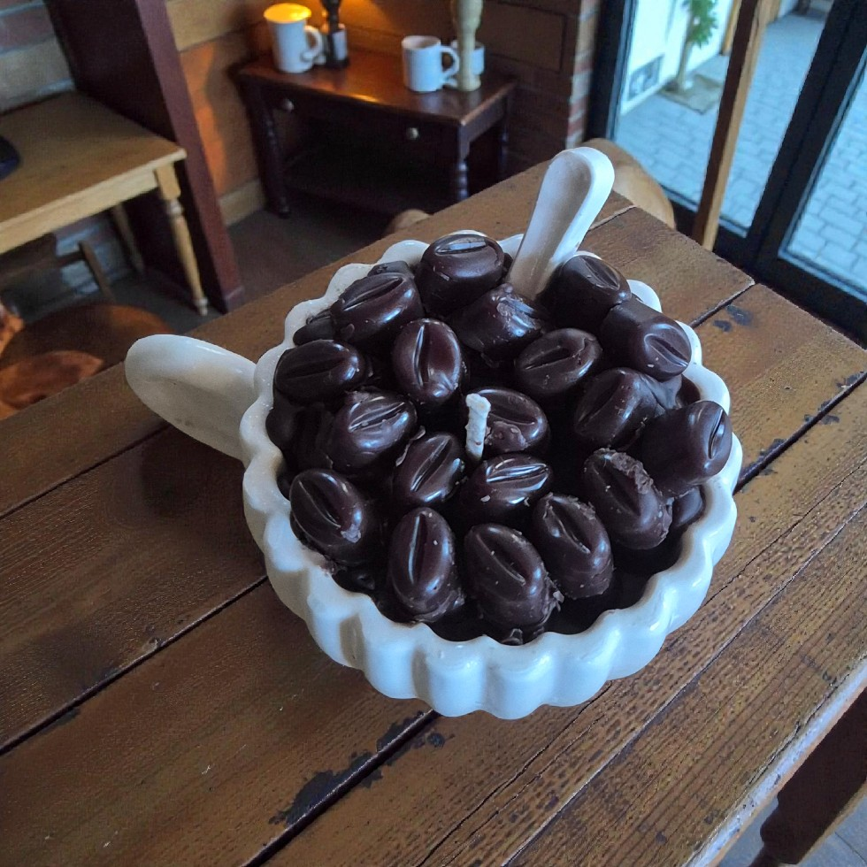 Sojų vaško žvakė kavos puodelyje – dekoratyvinė, rankų darbo