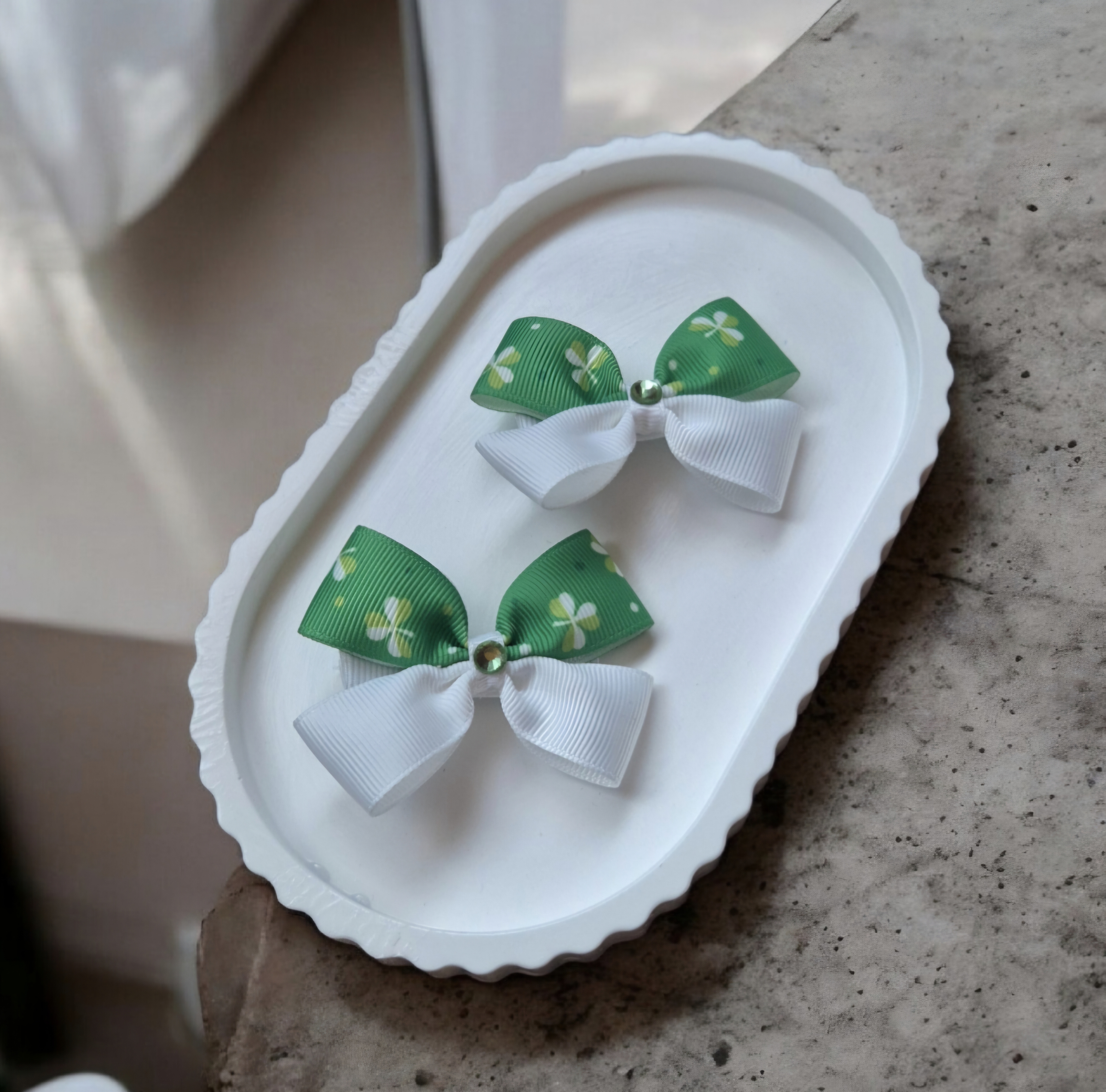 Vaikiški plaukų segtukai ir gumytės su žaliais dobilų kaspinėliais – mergaičių aksesuarai