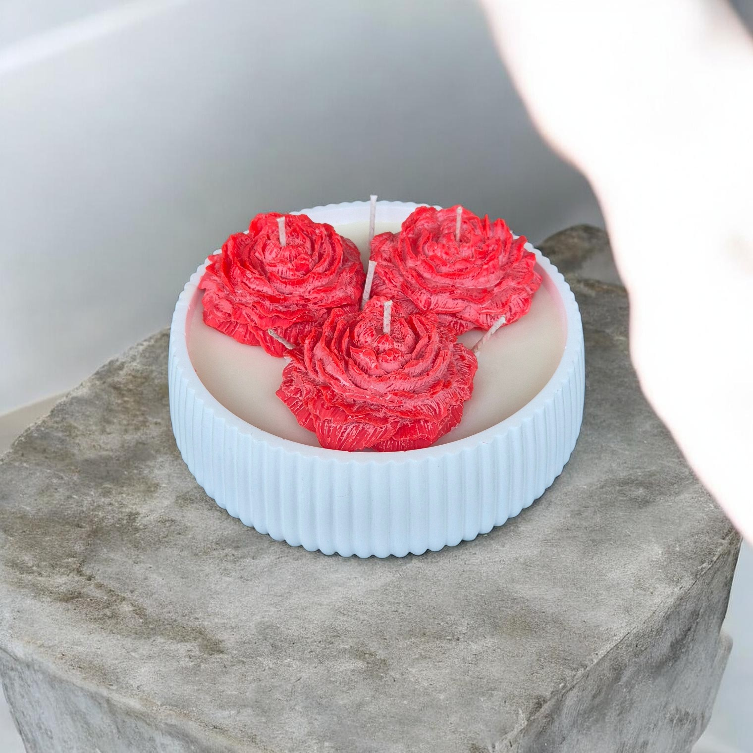 Sojų vaško žvakė „Red Rose Trio“ dekoratyviniame indelyje