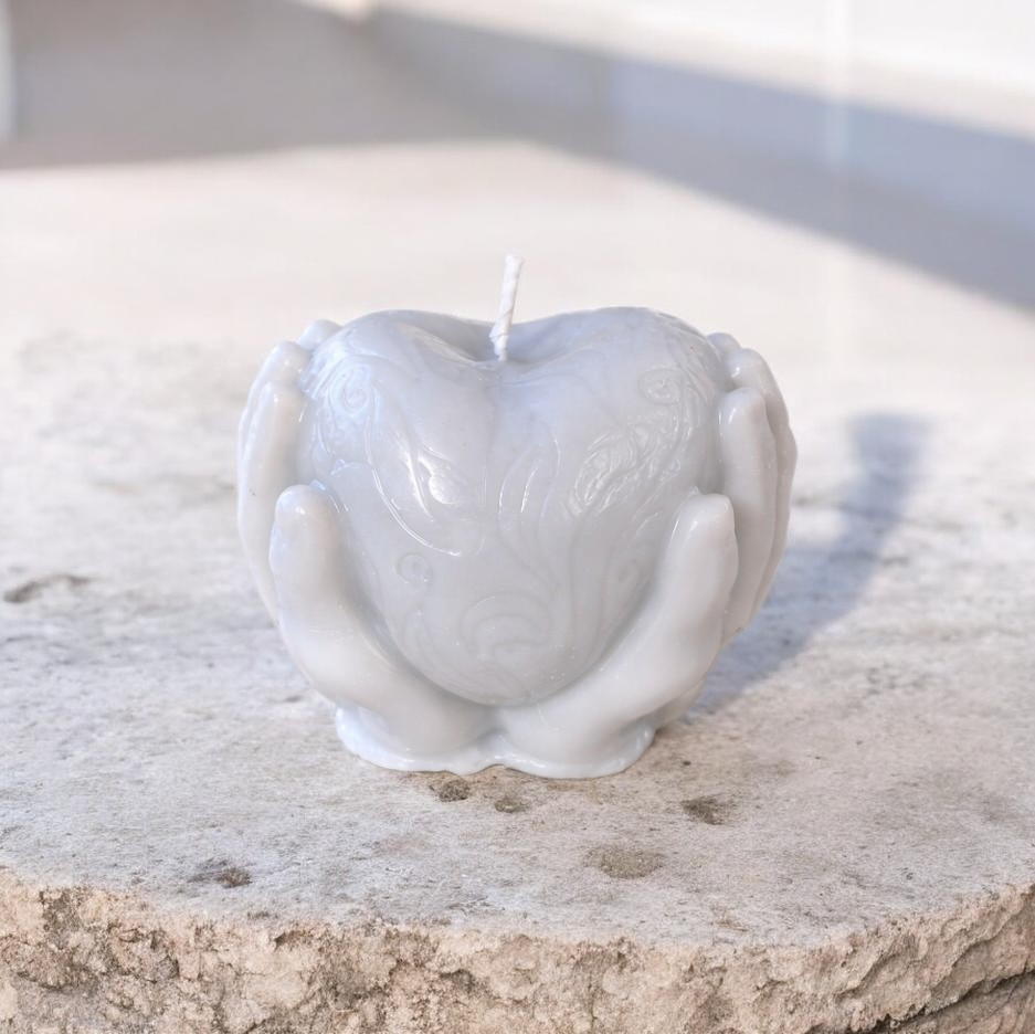 Rankų darbo sojų vaško žvakė „Širdis rankose“