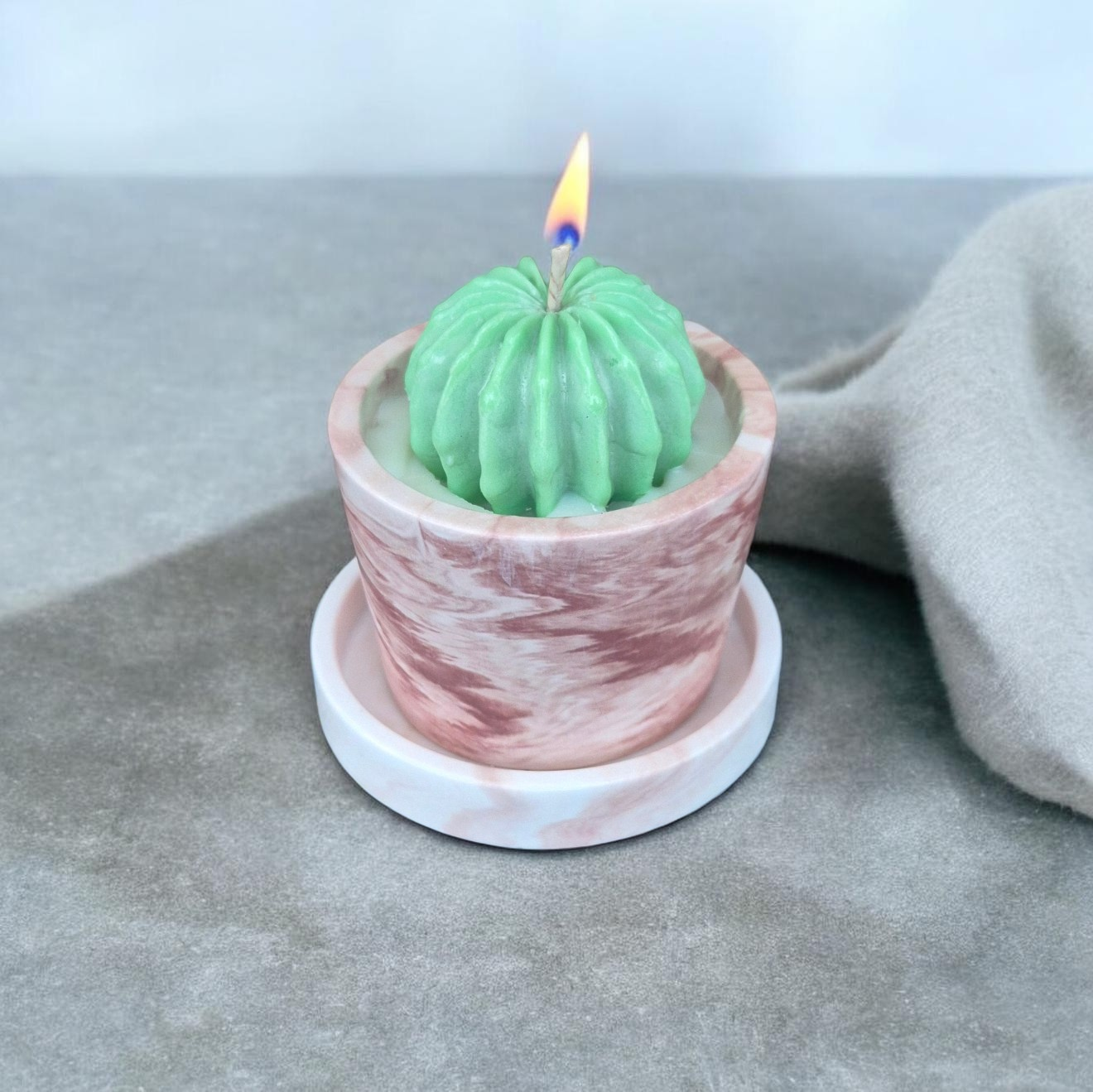 Sojų vaško žvakė „Cactus Glow“ marmuriniame indelyje