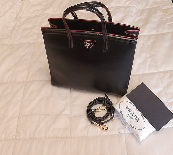 Authentic Prada black Saffiano Vernice Tote bag/Medium