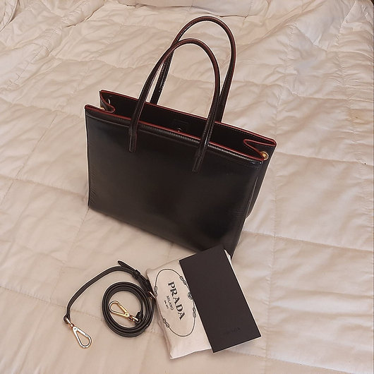 Authentic Prada black Saffiano Vernice Tote bag/Medium