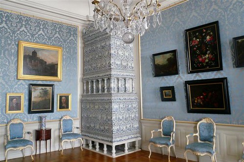 Pažintis su Burbiškio dvaru Anykščių rajone.  Ekskursija ir degustacija Anykščių vyno gamykloje.  Šventinė kelionė siauruku į Kalėdinį miestelį.