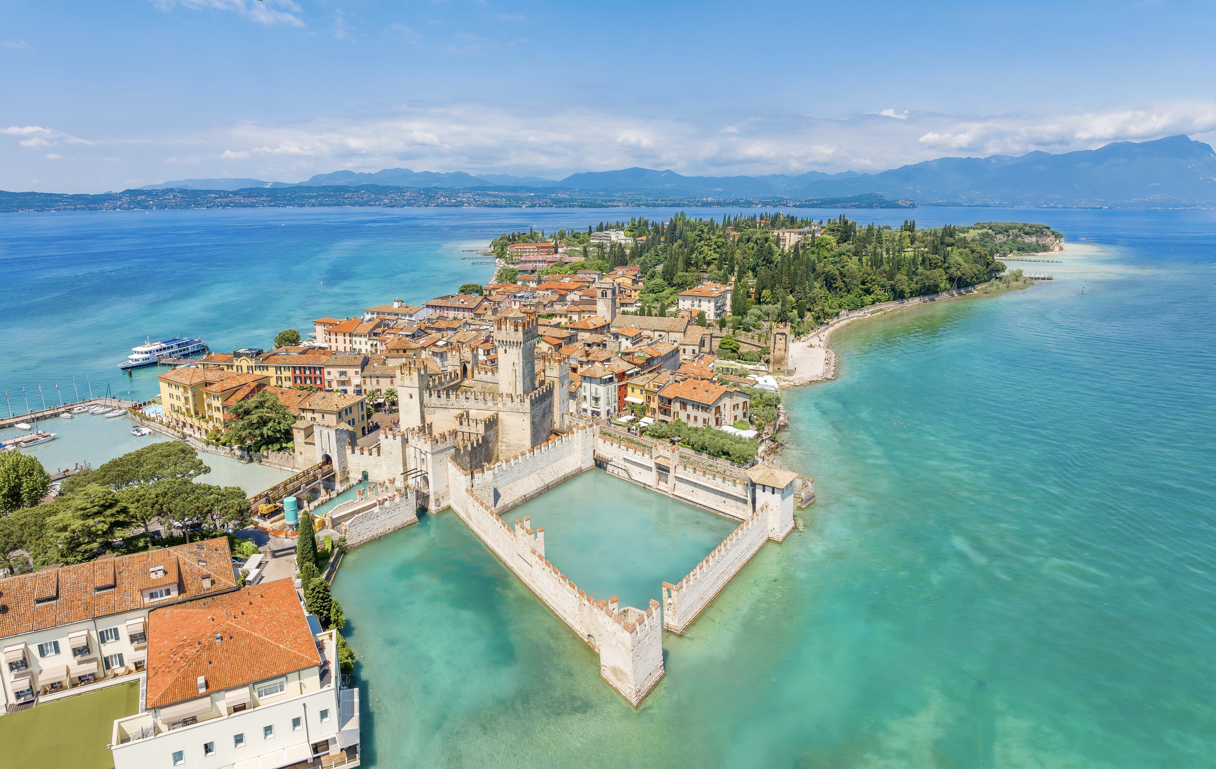 NUOSTABIAUSI ŠIAURĖS ITALIJOS EŽERAI, MIESTAI IR MIESTELIAI