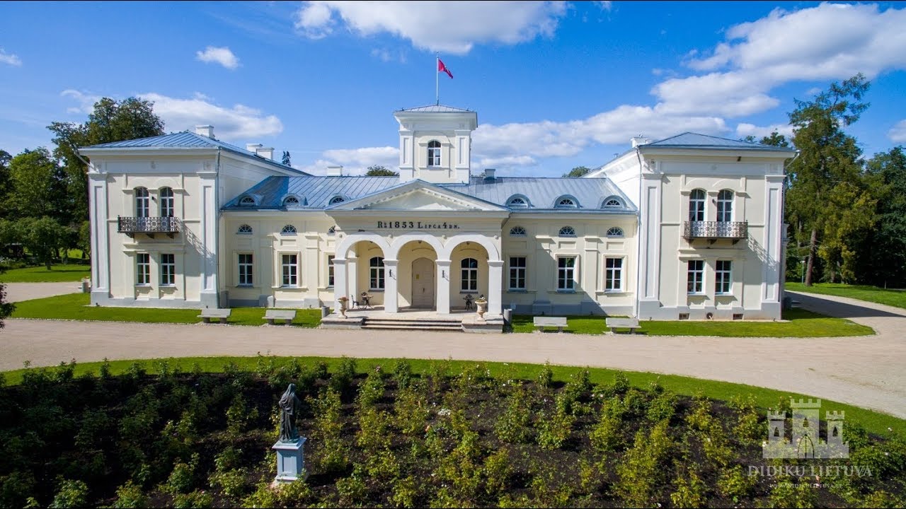 Pažintis su Burbiškio dvaru Anykščių rajone. Ekskursija ir degustacija Anykščių vyno gamykloje. Šventinė kelionė siauruku į Kalėdinį miestelį.