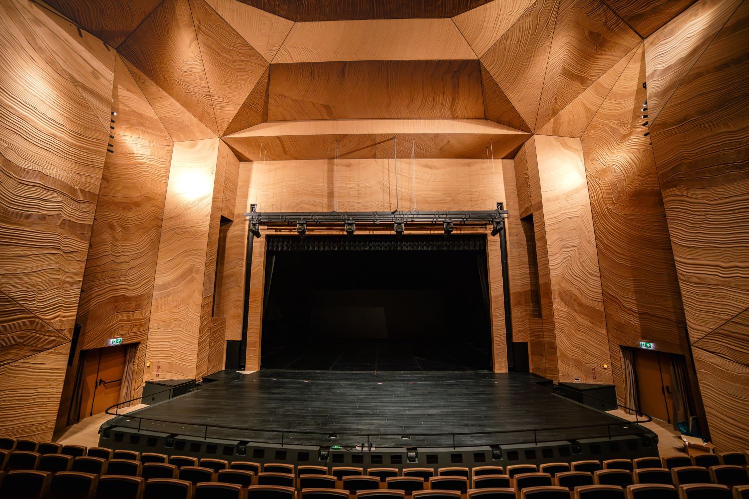 Klaipėdos valstybinis muzikinis teatras ir jo užkulisiai. Operetė “Tūkstantis Ir Viena Naktis”