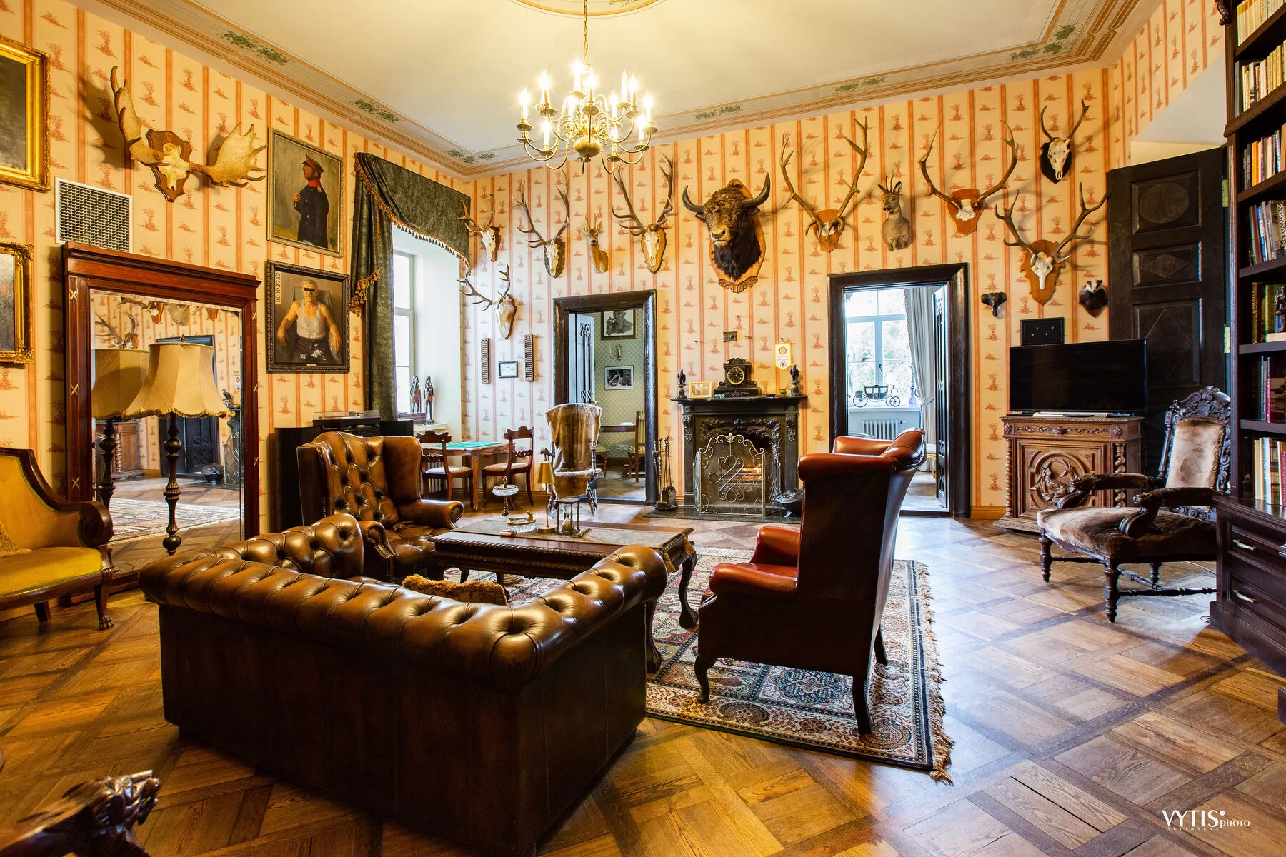 Pažintis su Burbiškio dvaru Anykščių rajone.  Ekskursija ir degustacija Anykščių vyno gamykloje.  Šventinė kelionė siauruku į Kalėdinį miestelį.