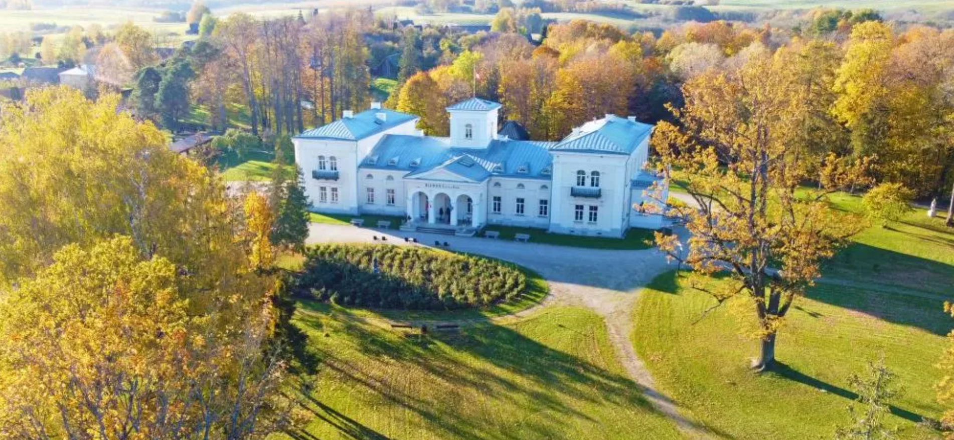 Pažintis su Burbiškio dvaru Anykščių rajone.  Ekskursija ir degustacija Anykščių vyno gamykloje.  Šventinė kelionė siauruku į Kalėdinį miestelį.