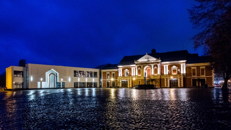 TARP LENOS KOJŲ, ARBA „ŠVENČIAUSIOSIOS MERGELĖS MARIJOS MIRTIS“ PAGAL MIKELANDŽELĄ KARAVADŽĄ. P. DOMŠAIČIO GALERIJA, KLAIPĖDOS DRAMOS TEATRAS IR JO UŽKULISIAI.