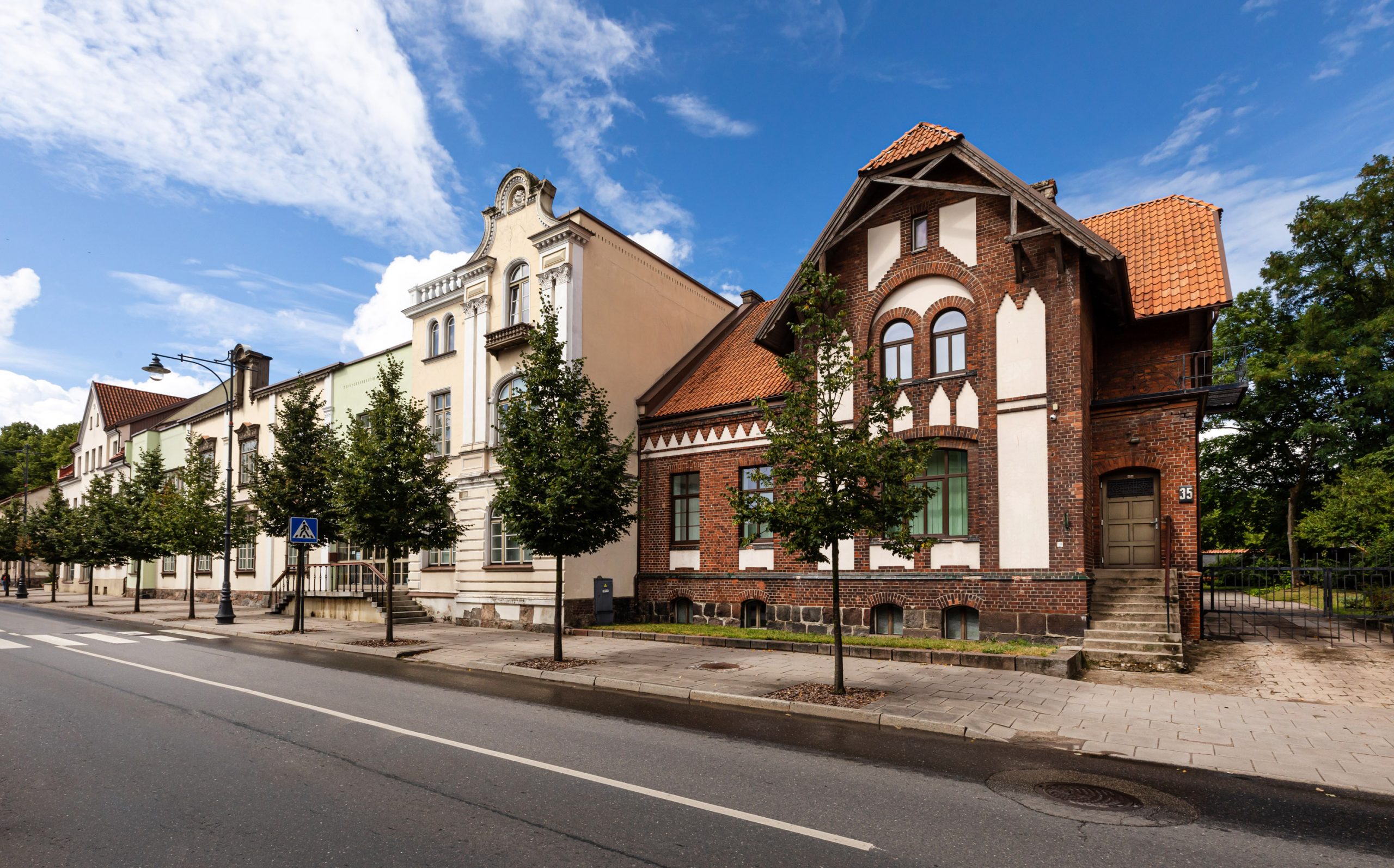 TARP LENOS KOJŲ, ARBA „ŠVENČIAUSIOSIOS MERGELĖS MARIJOS MIRTIS“ PAGAL MIKELANDŽELĄ KARAVADŽĄ. P. DOMŠAIČIO GALERIJA, KLAIPĖDOS DRAMOS TEATRAS IR JO UŽKULISIAI.