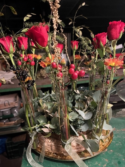 Kranz mit Frischblumen in Reagenzgläsern (00049)