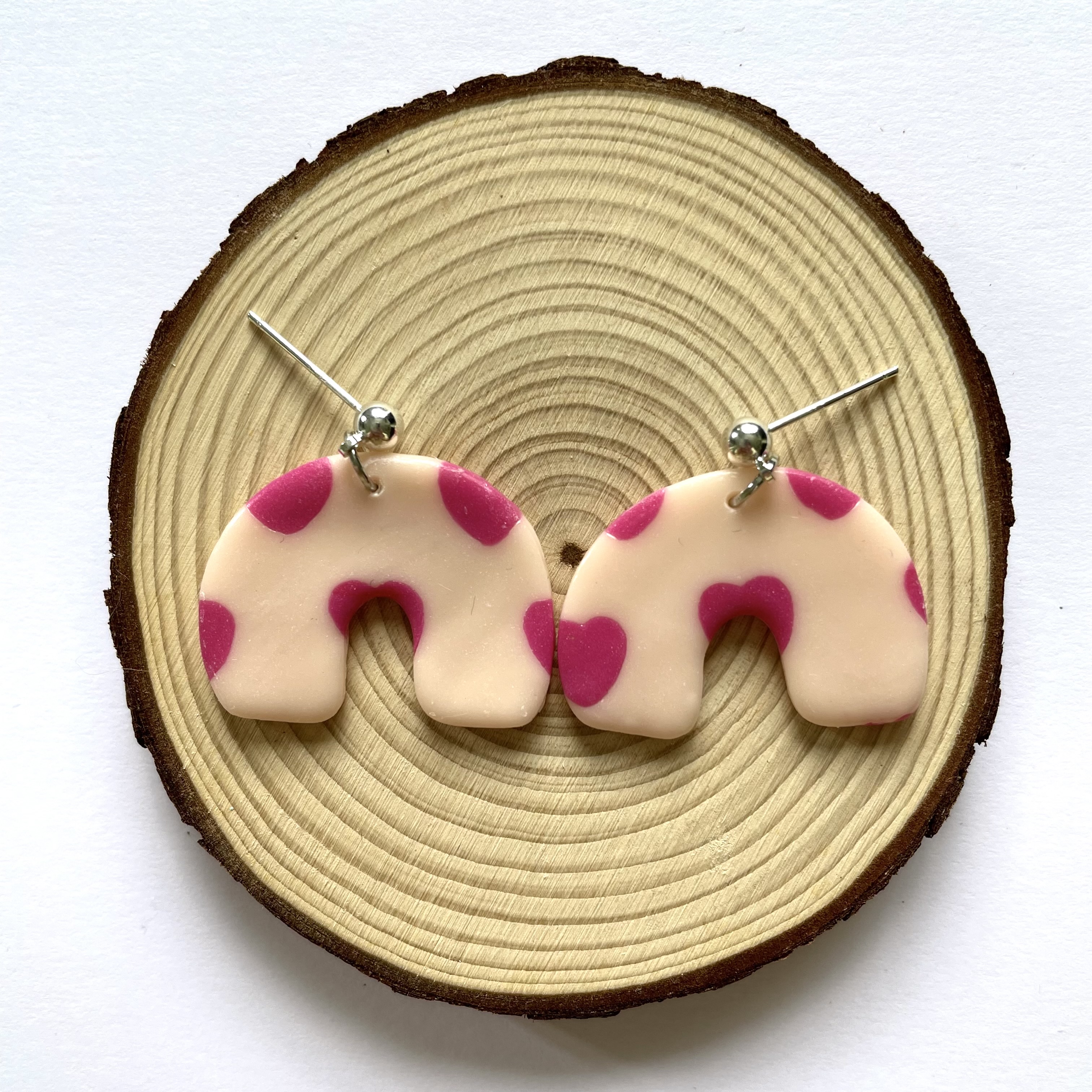 heart print arch earrings