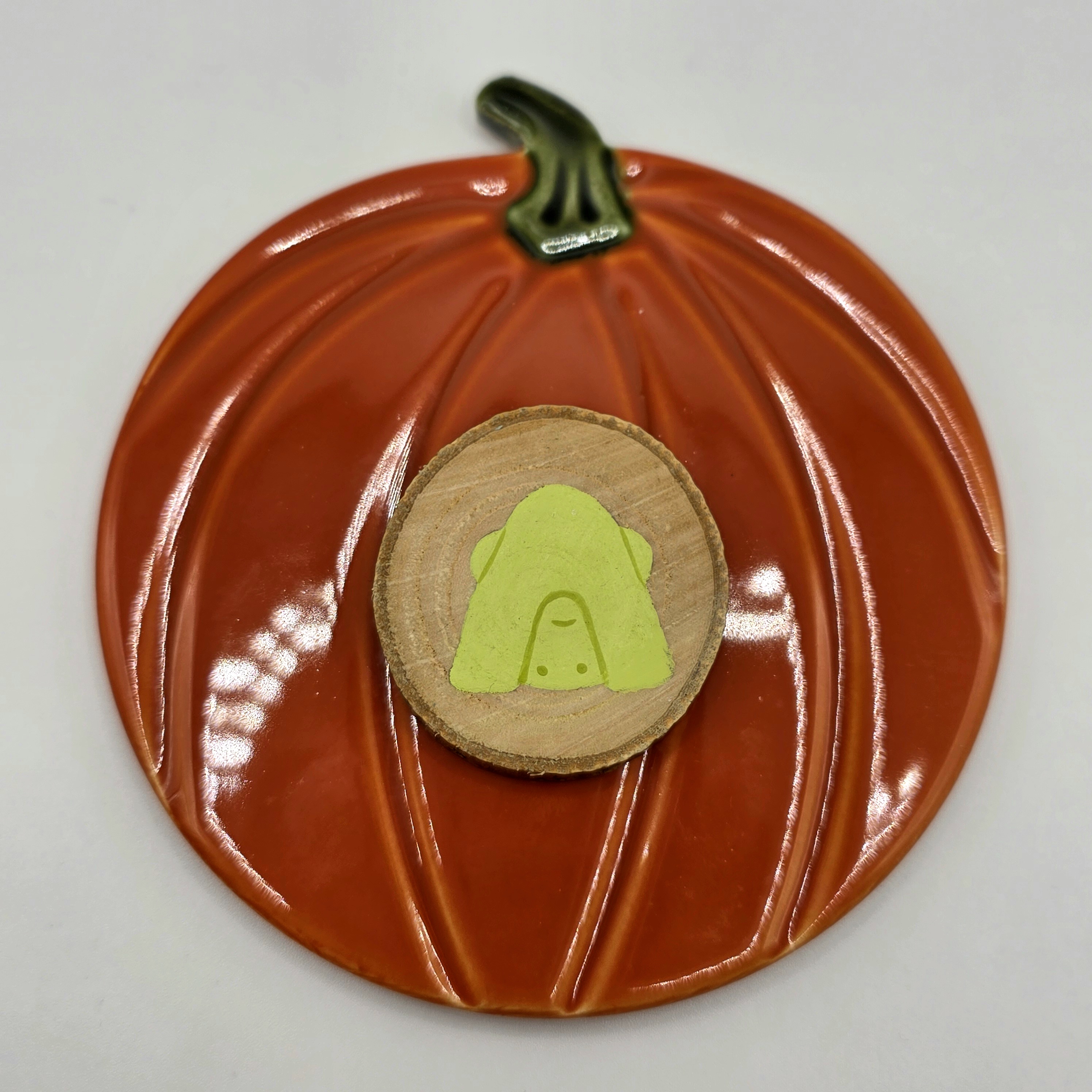 wooden green friend magnet - bottoms up