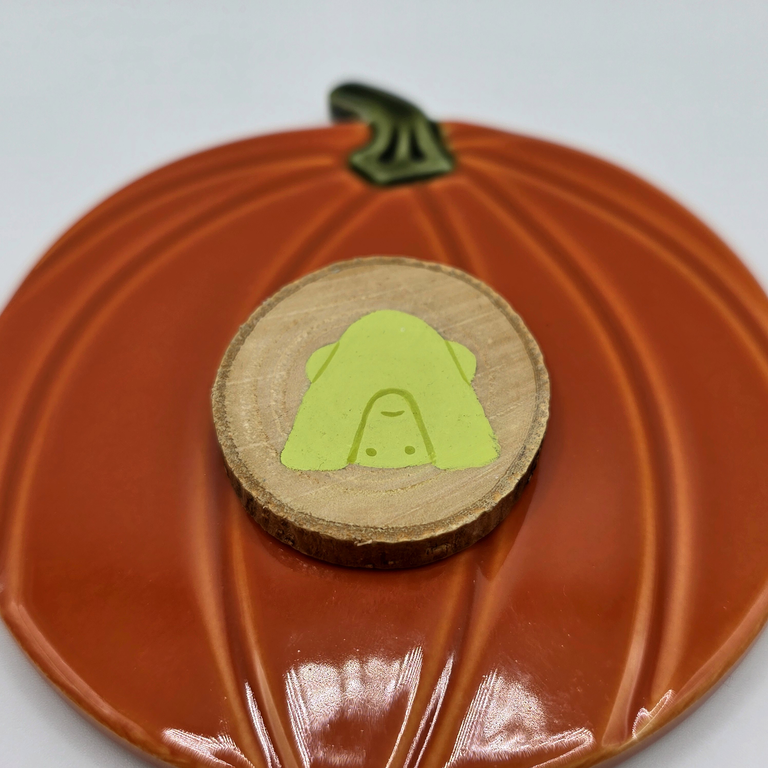 wooden green friend magnet - bottoms up