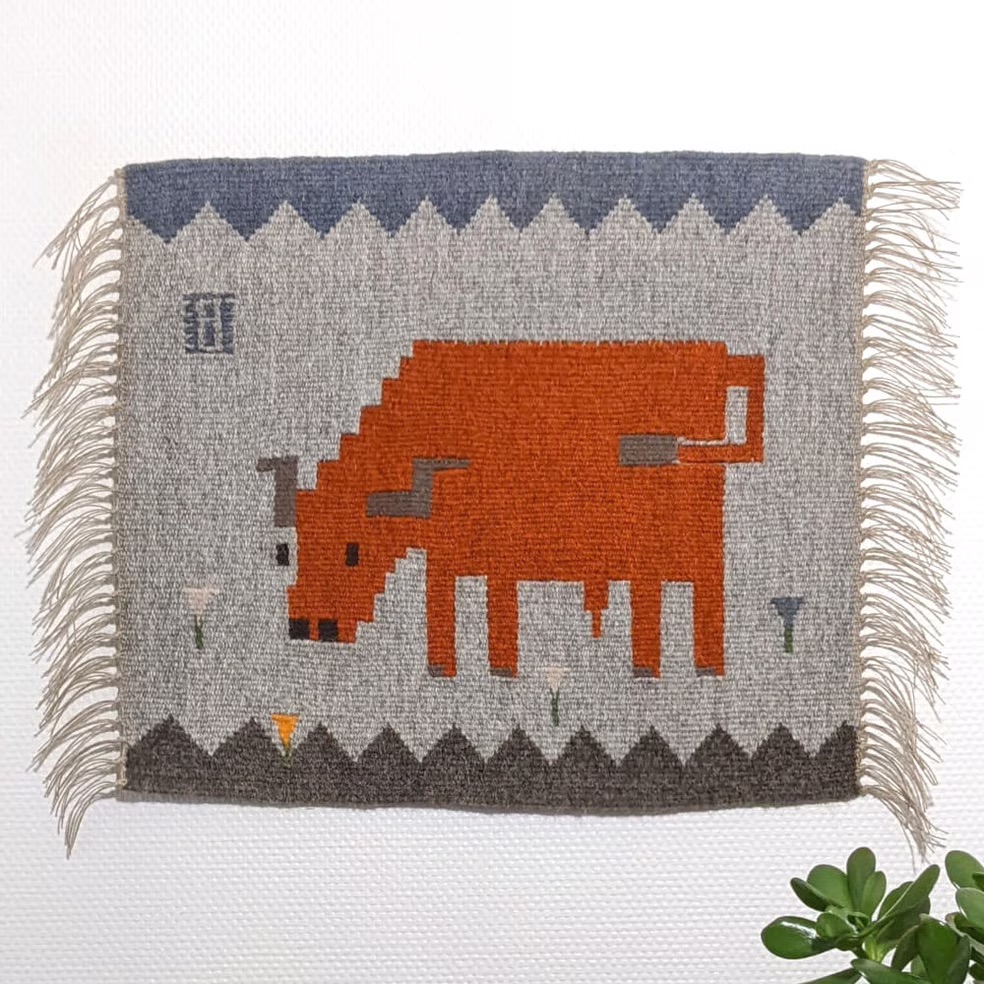 Tenture murale “TAUREAU” – kilim en laine et lin – collection Vache Salers – 47 × 41 cm – tissée à la main