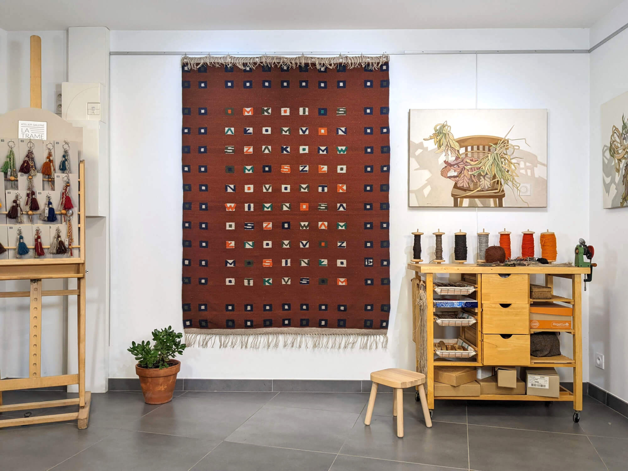 Tapis kilim ‘K3’ graphique, lettres abstraites sur fond cuivré, laine et lin, 188x140cm