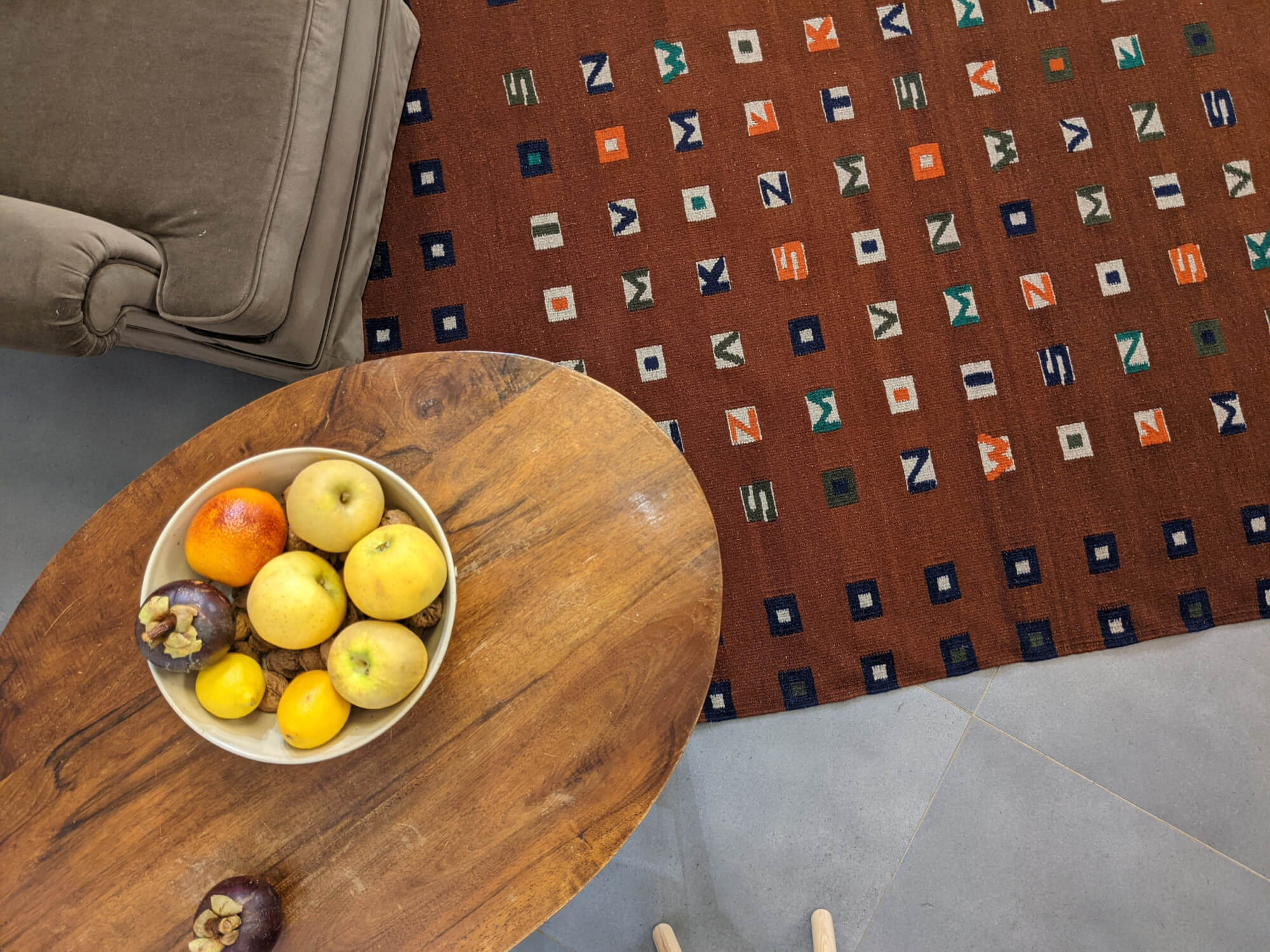 Tapis kilim ‘K3’ graphique, lettres abstraites sur fond cuivré, laine et lin, 188x140cm