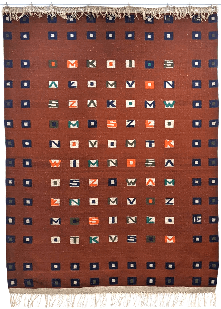 Tapis kilim ‘K3’ graphique, lettres abstraites sur fond cuivré, laine et lin, 188x140cm