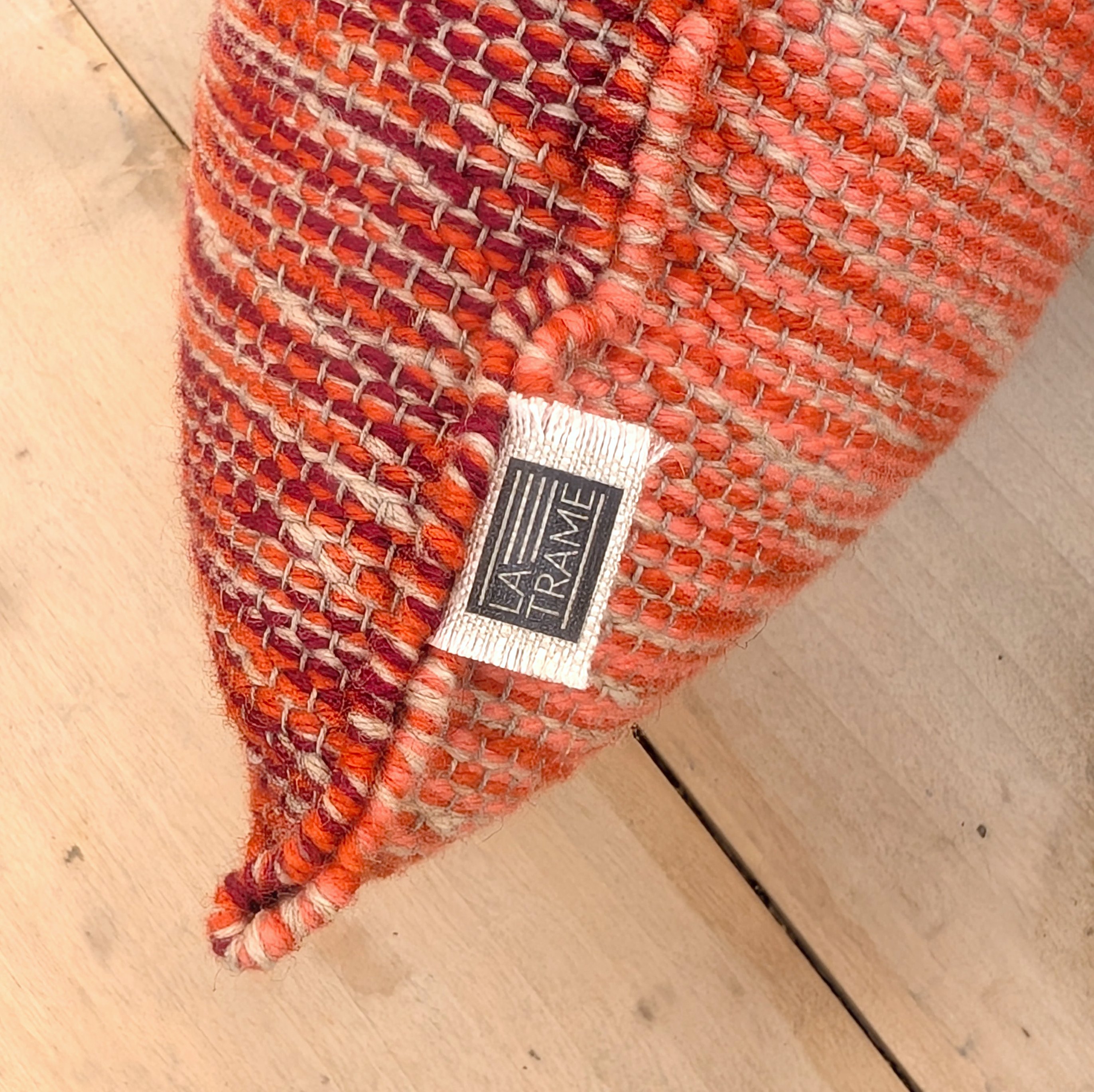 Coussin BiFace bordeaux-rouge en laine et lin, 40×40 cm – design contemporain, tissé à la main en Auvergne