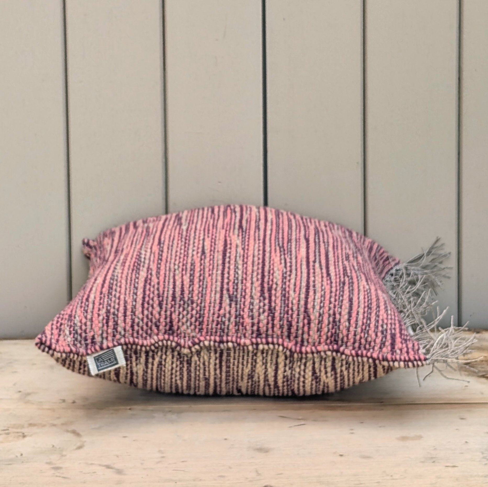 Coussin BiFace mauve-rose en laine et lin, 40×40 cm – design contemporain, tissé à la main en Auvergne