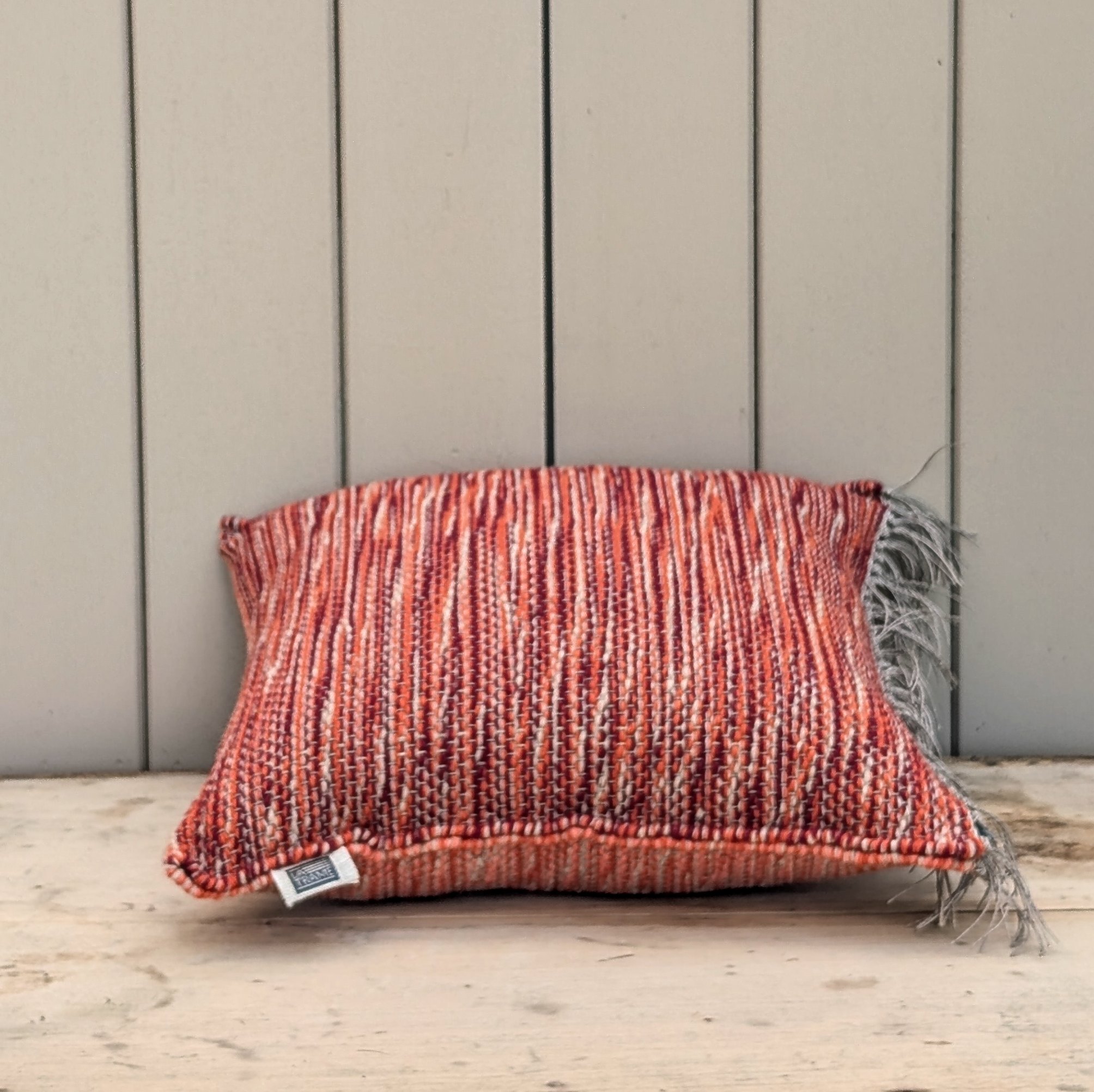 Coussin BiFace bordeaux-rouge en laine et lin, 40×40 cm – design contemporain, tissé à la main en Auvergne