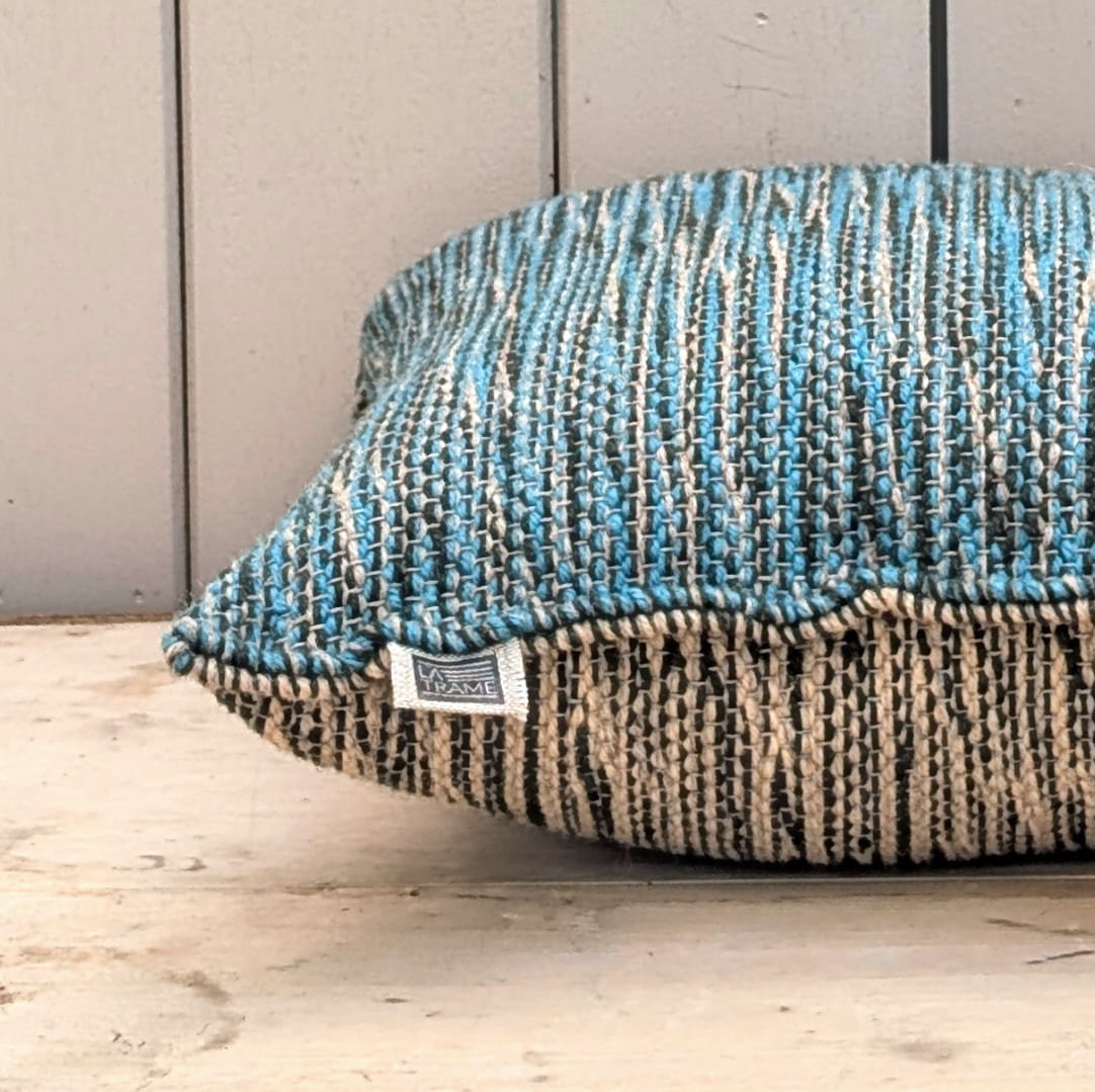 Coussin BiFace bleu-vert en laine et lin, 40×40 cm – design contemporain, tissé à la main en Auvergne