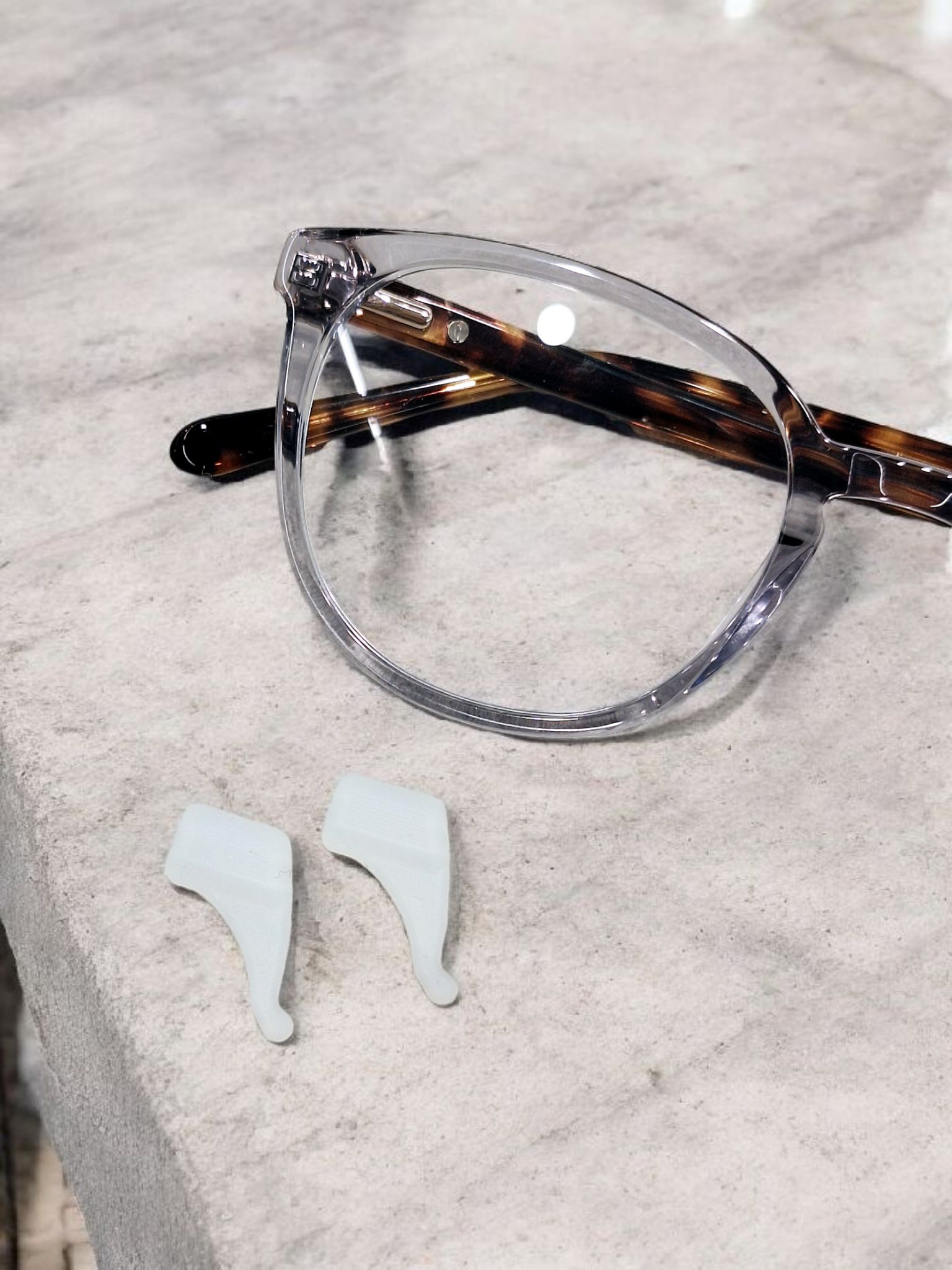 Akinių laikikliai, antgaliai plonesnėmis kojelėms