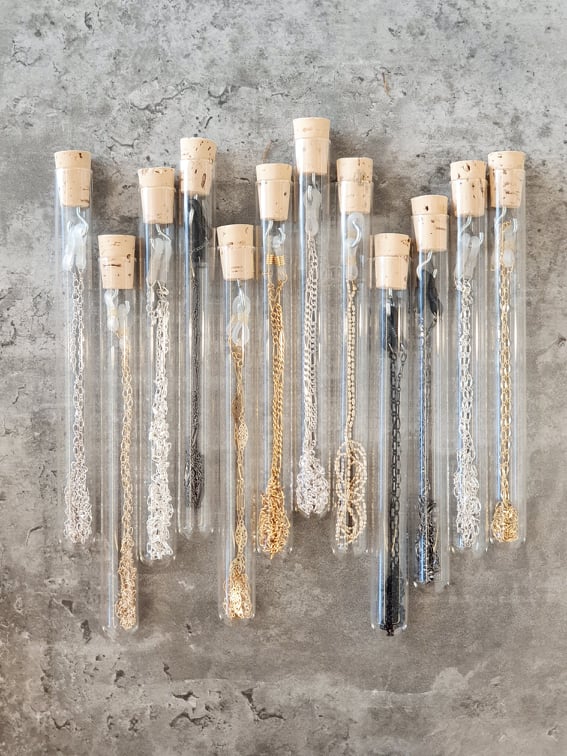 Akinių grandinėlė dovanų pakuotėje