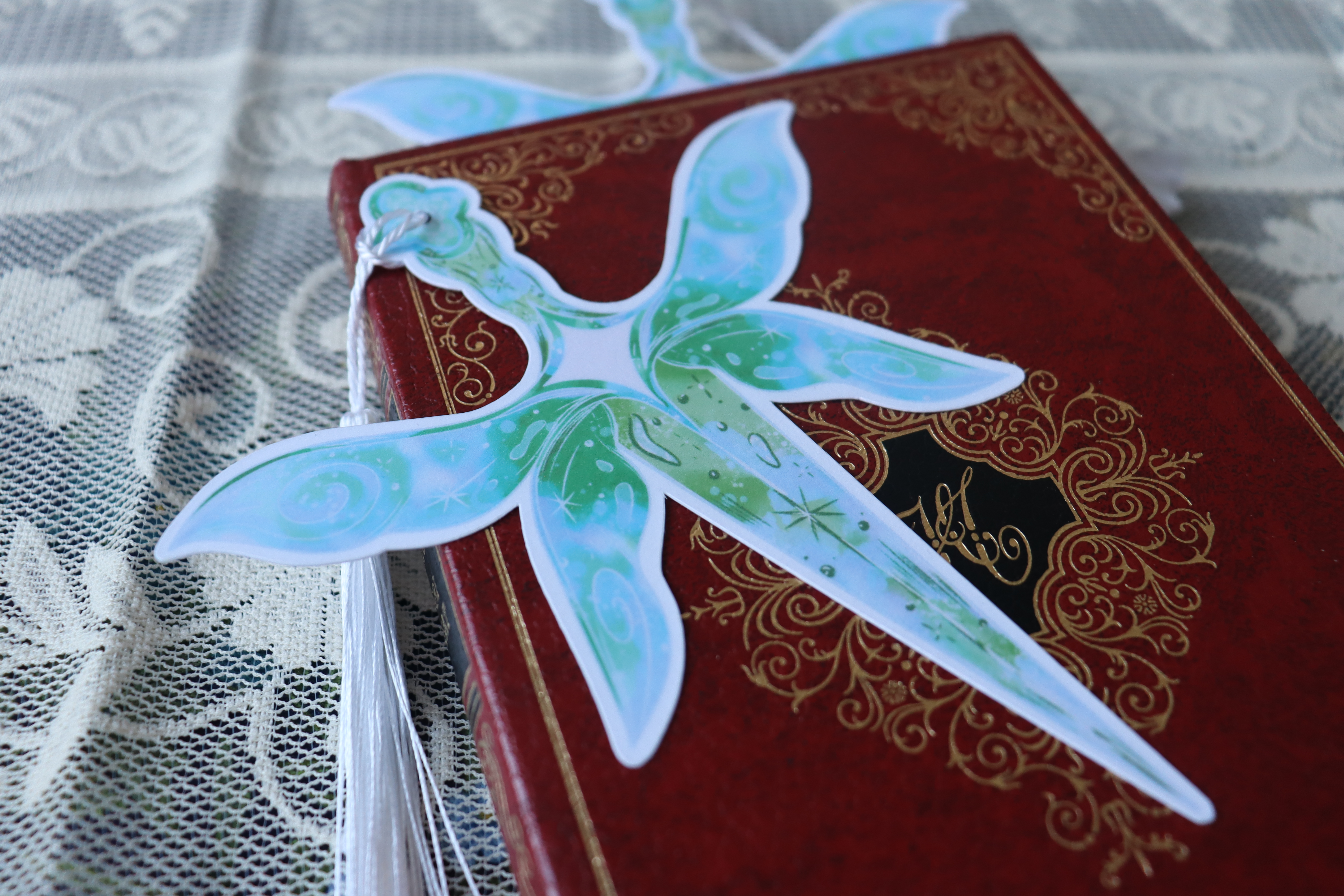 Marque page épée vert pompon