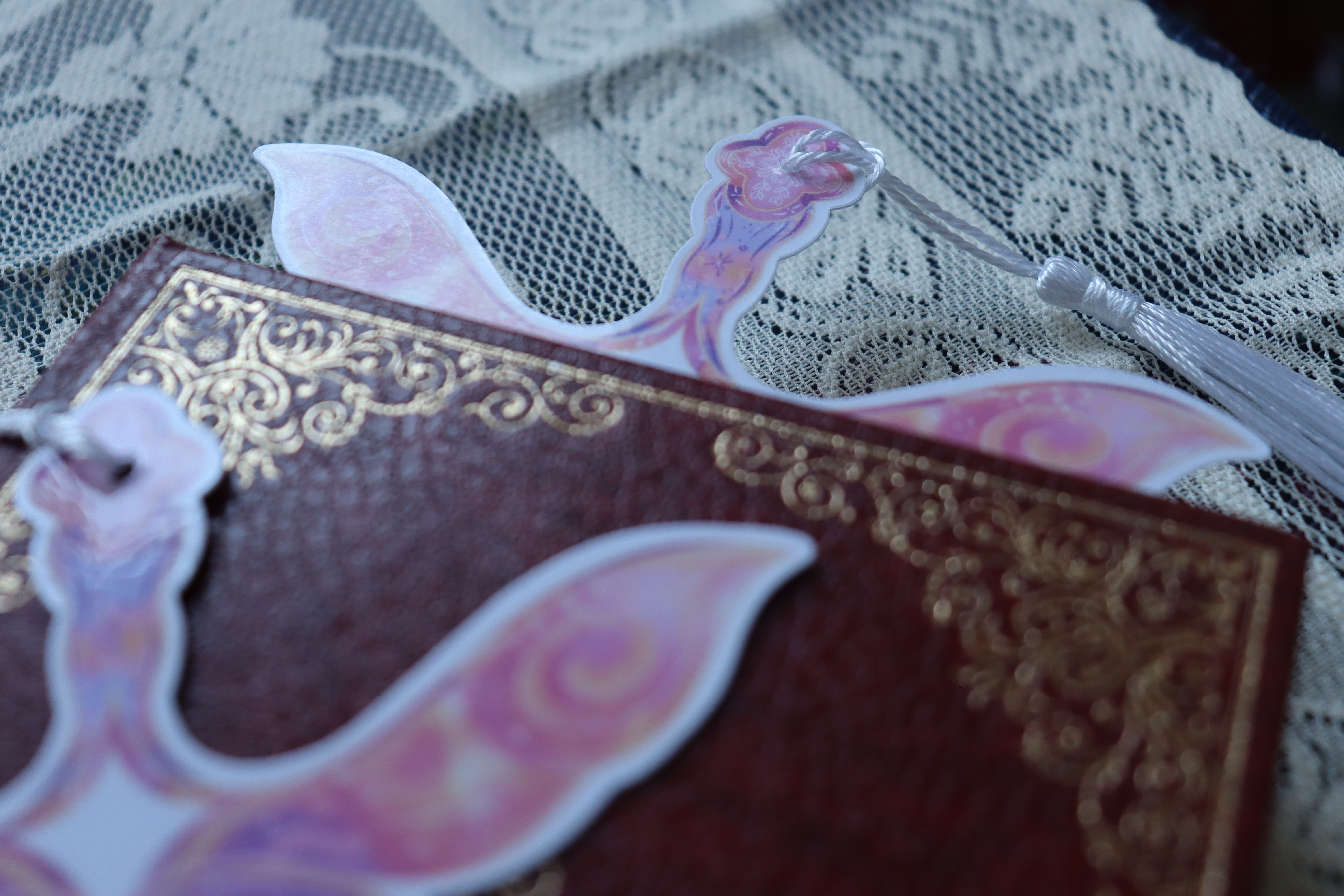 Marque page épée Rose pompon