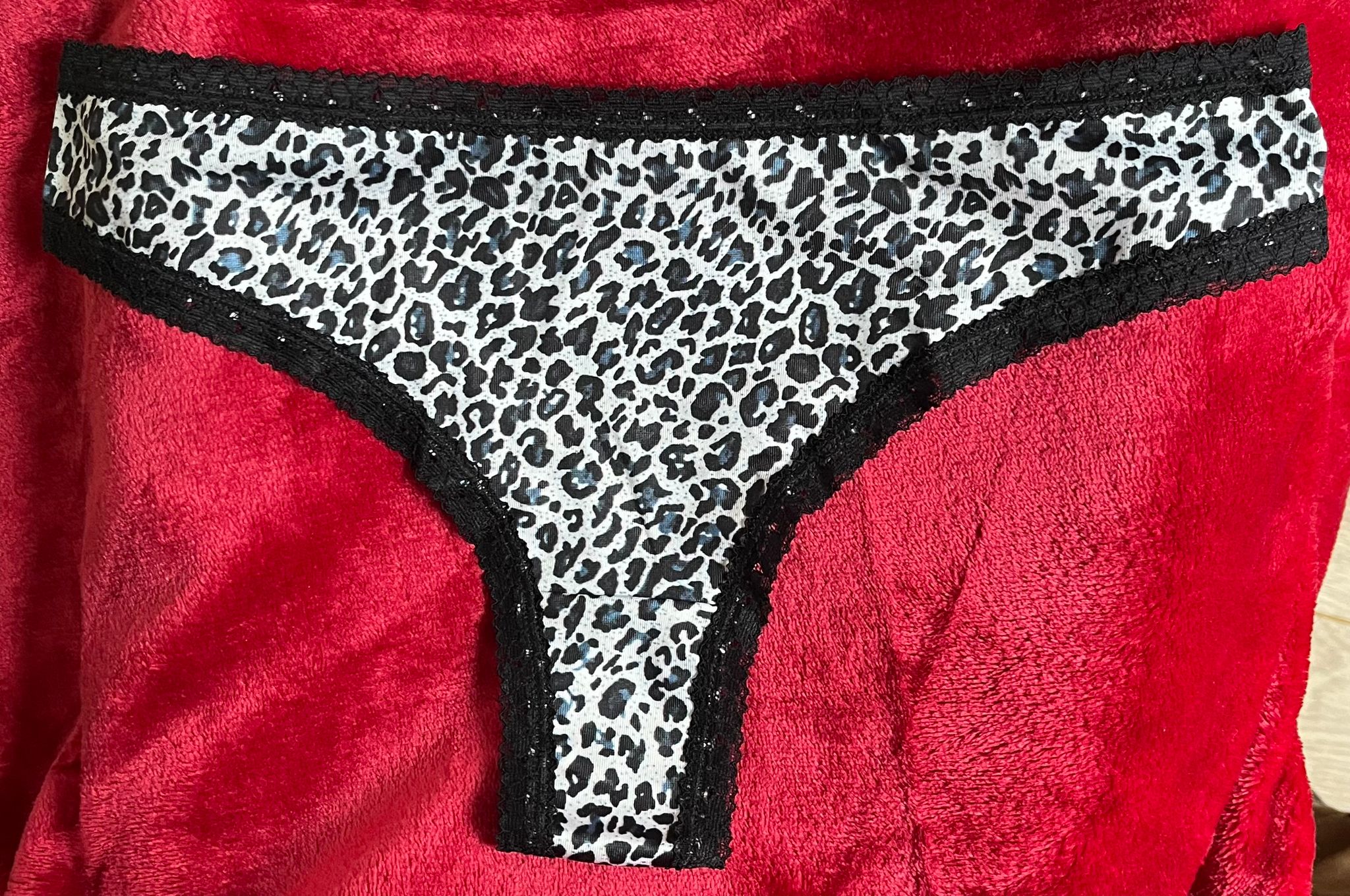 Leopardikuvioiset stringit