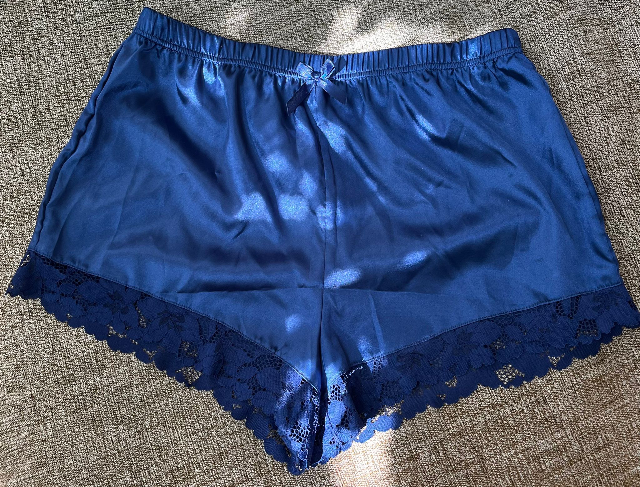 Siniset silkkishortsit