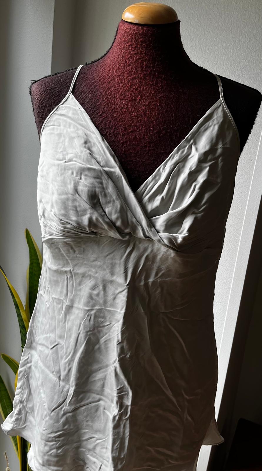 Vaaleanharmaa silkkinen toppi