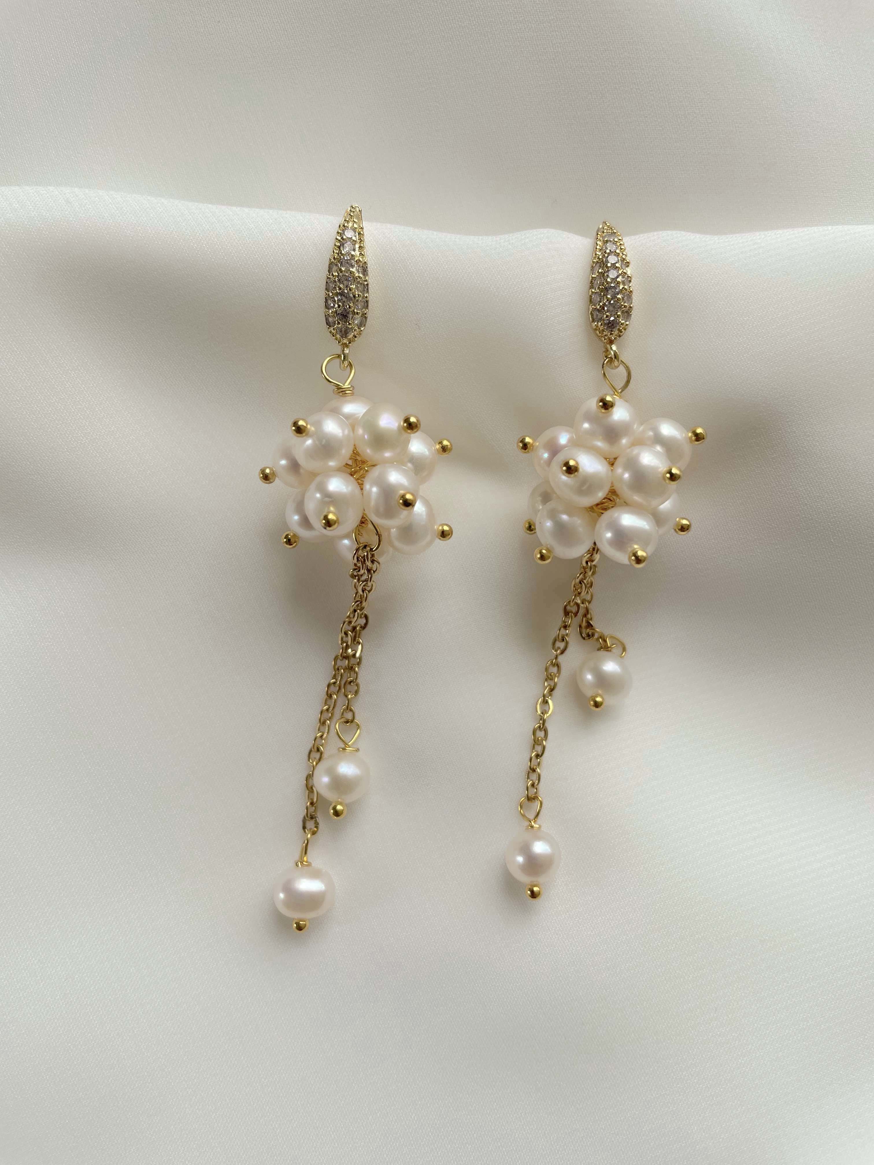 CLOE` - Pendant earrings with pearls
