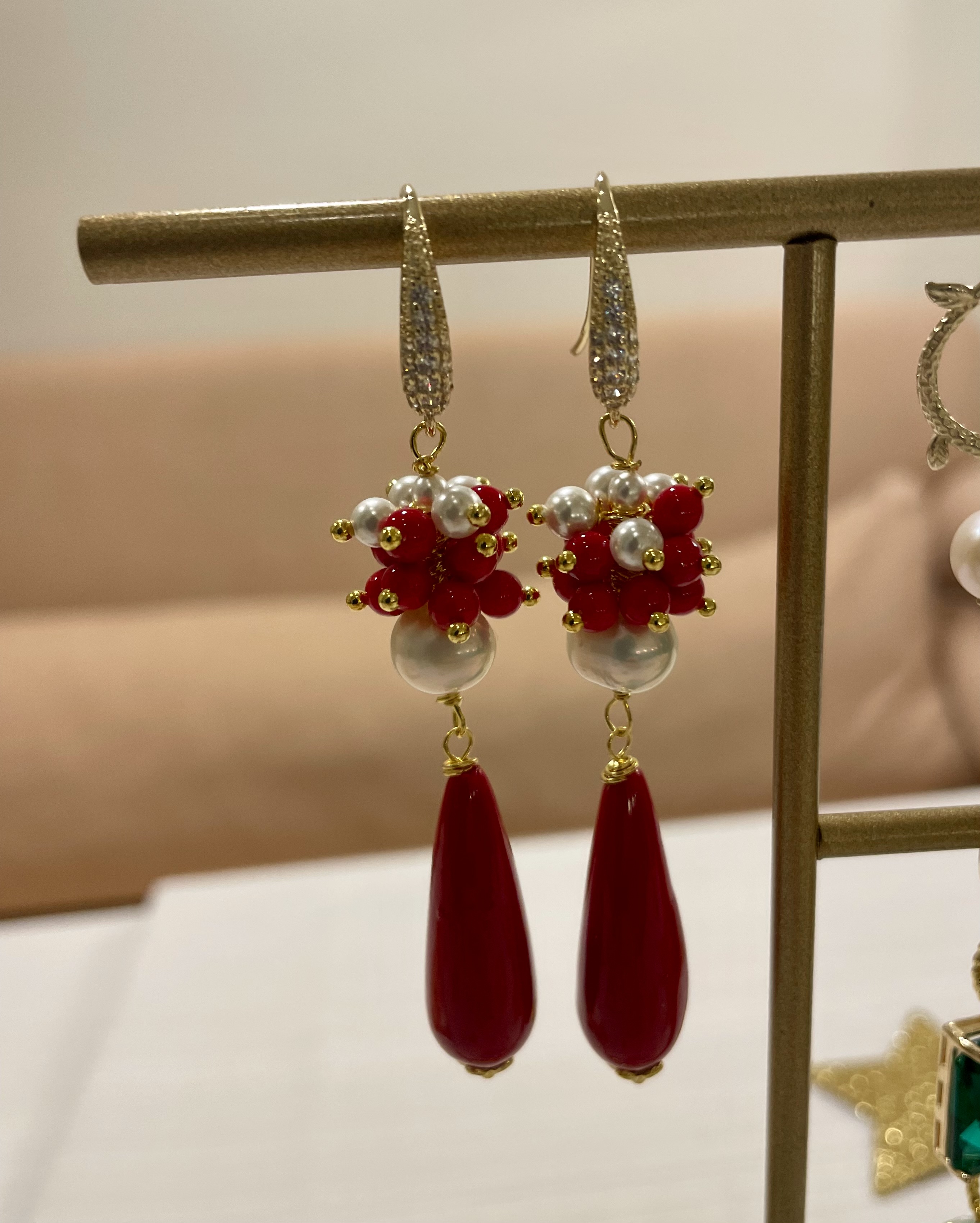 TINA - Boucles d’oreilles pendantes pour Noel avec des pierres dures d’yeux de chat.
