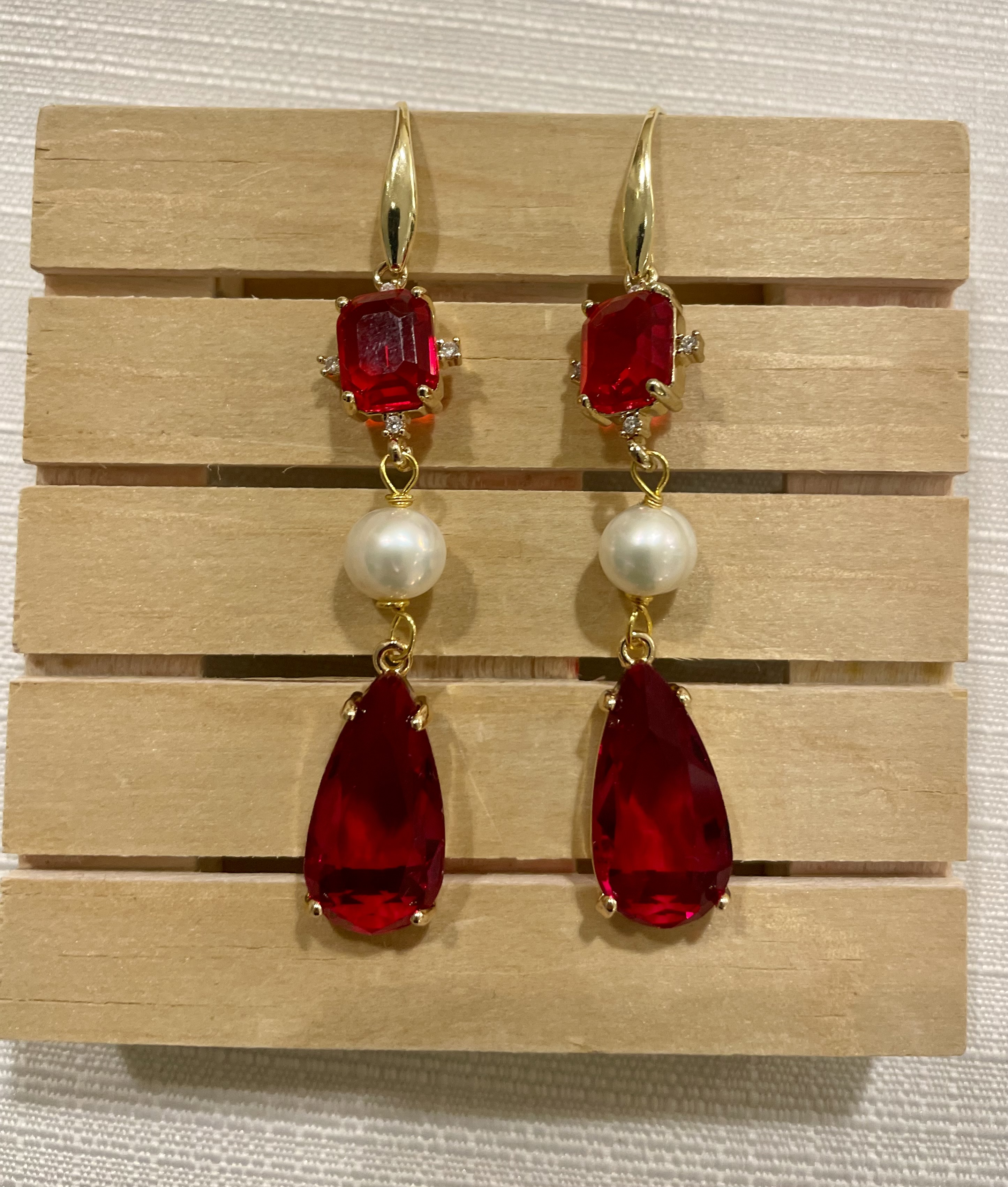 RITA - Pendant Christmas earrings with red cristals.