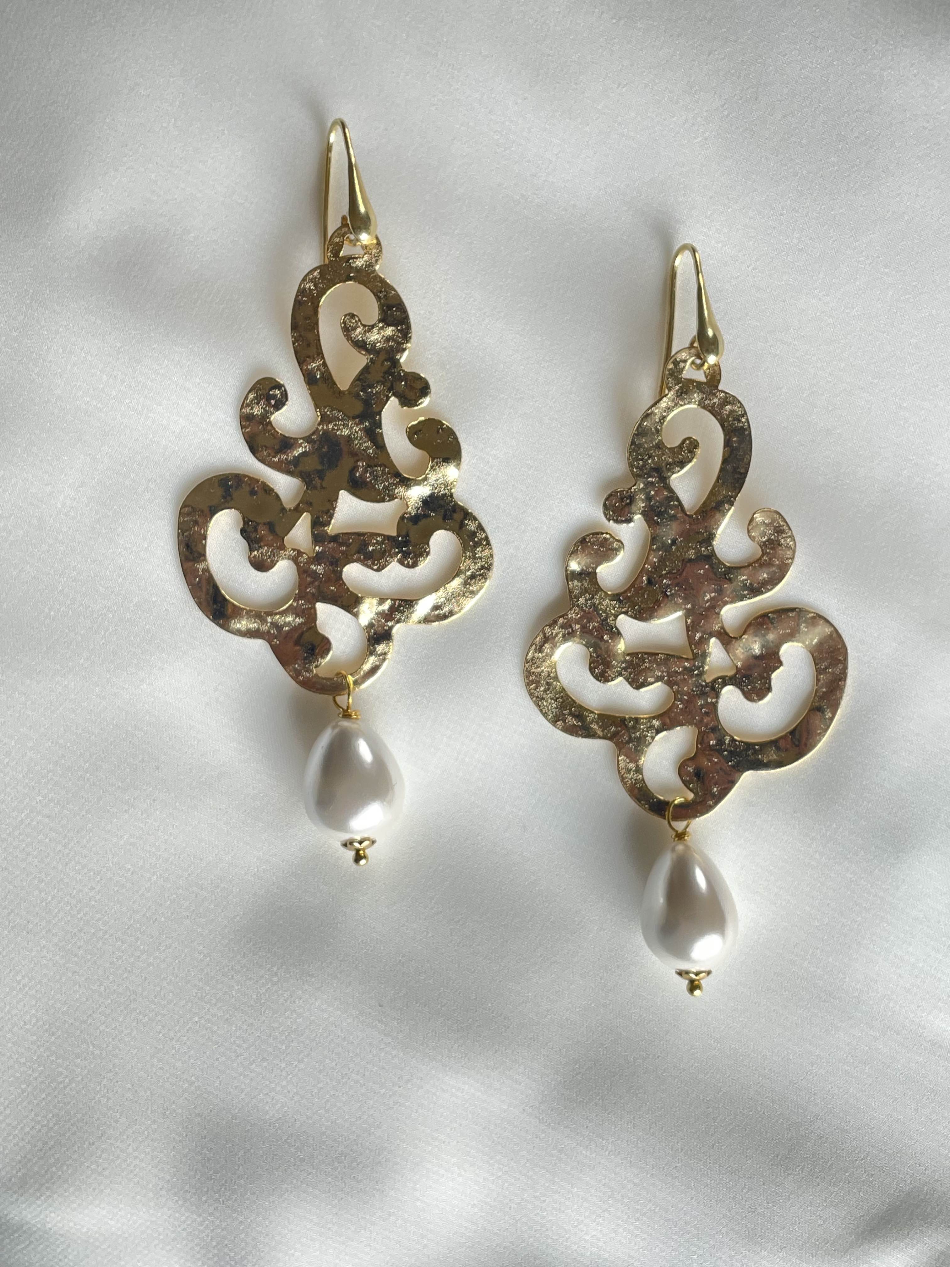 VITTORIA - Pendant earrings with selected river pearls