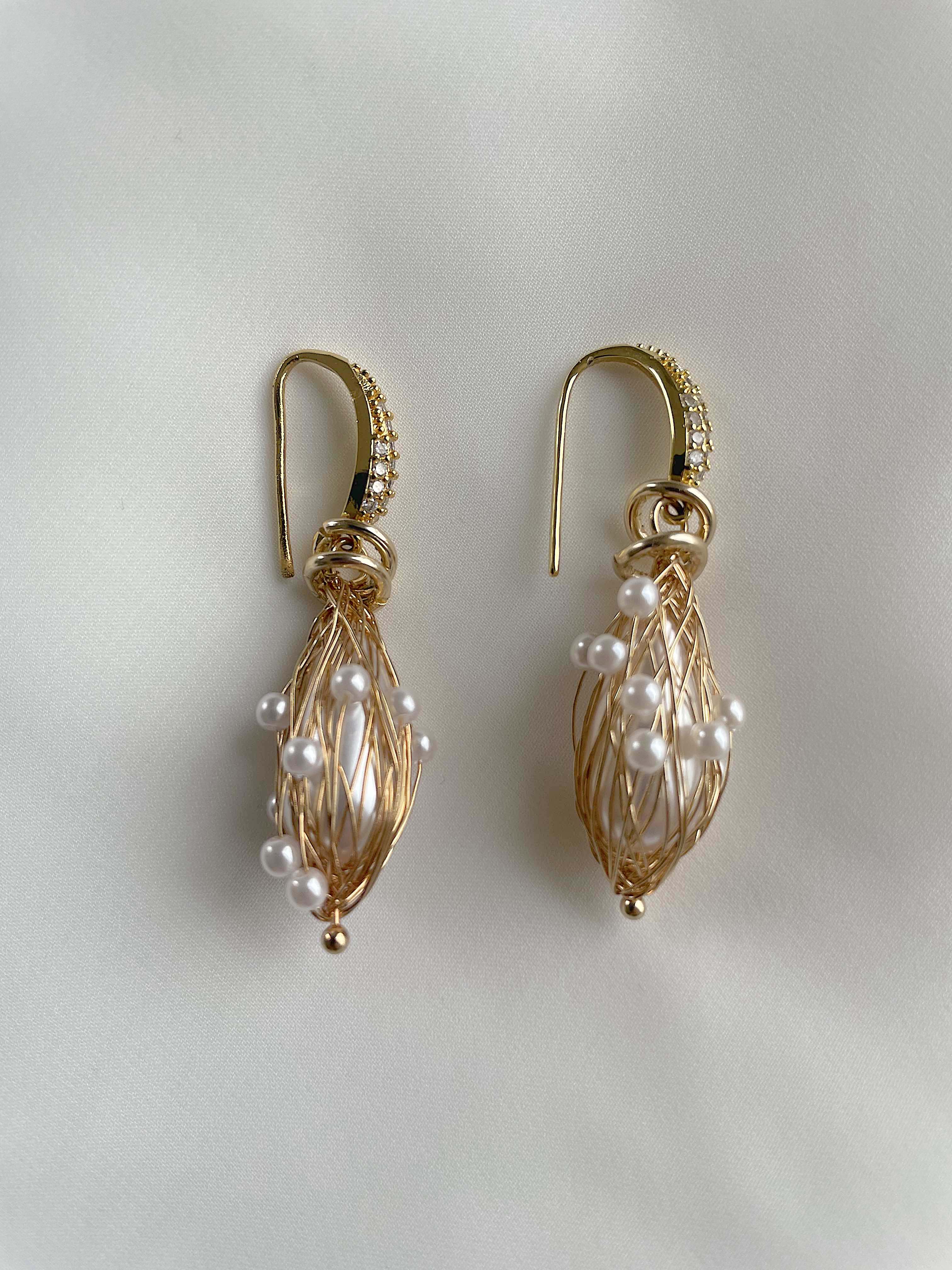 MIA - Pendant earrings with pearls