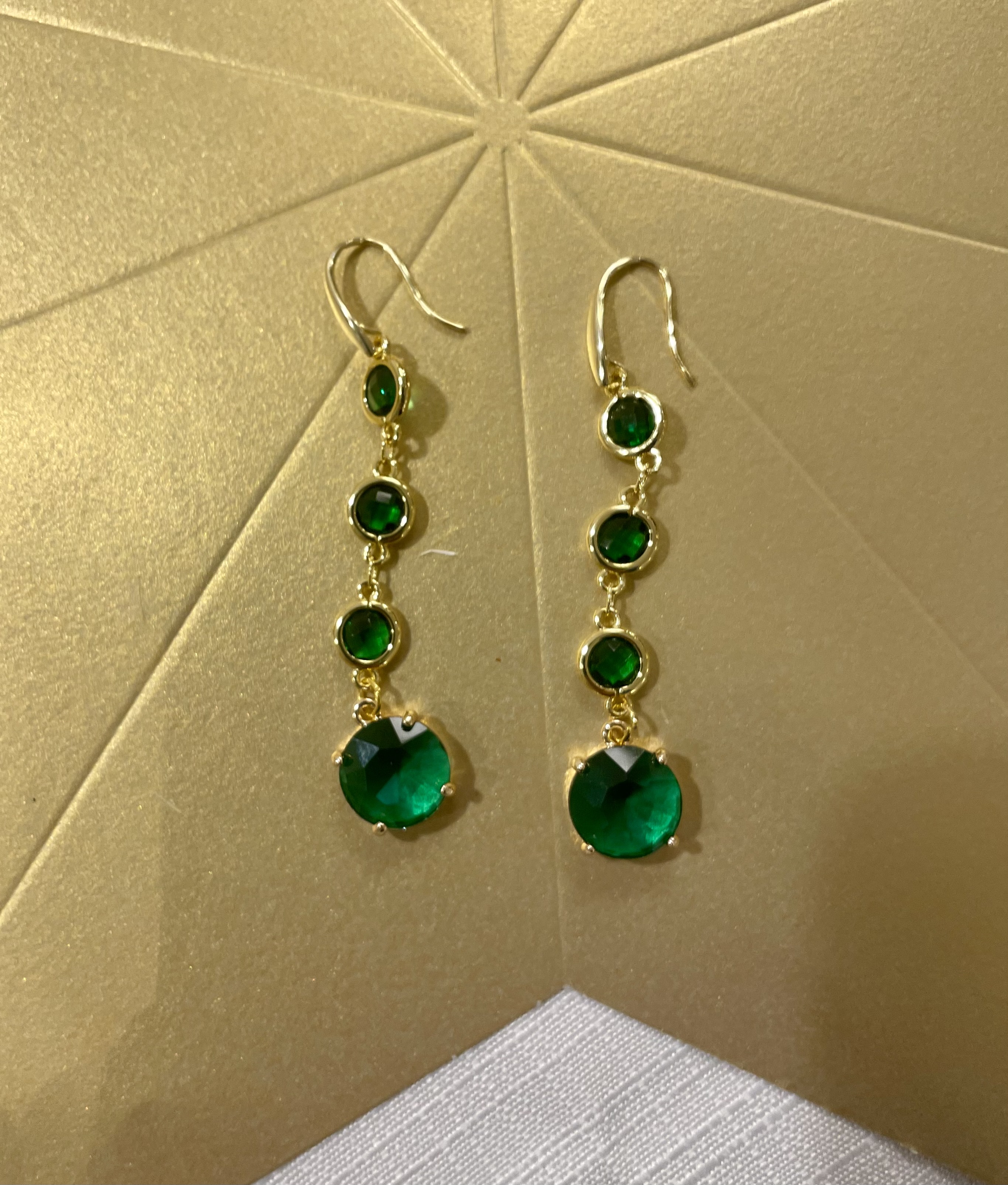AMELIA - Pendant ceremony earrings with green cristals.
