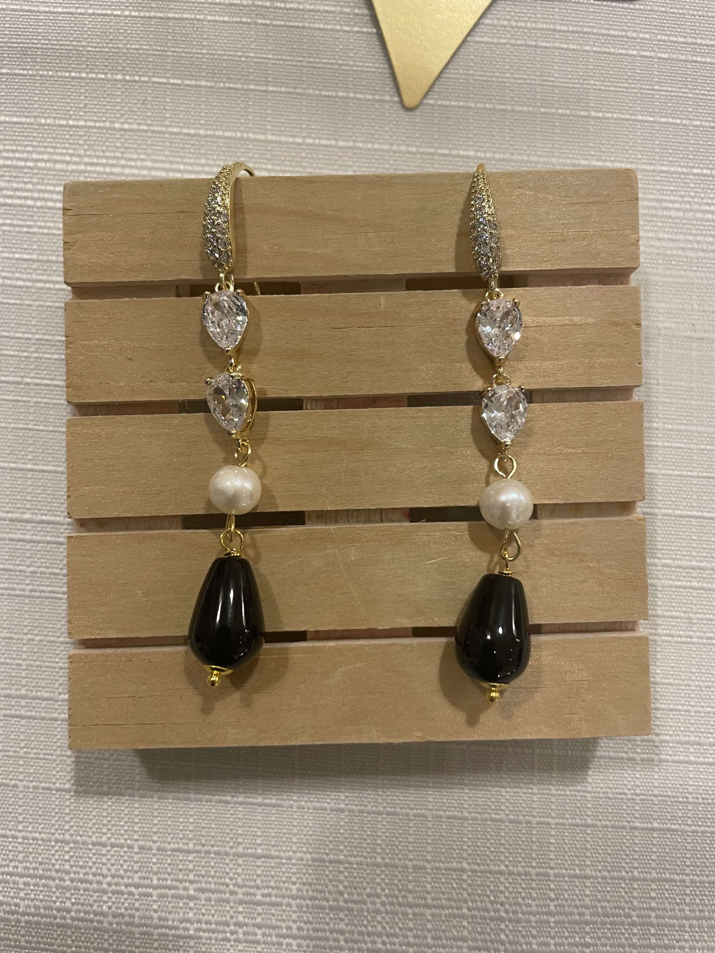 CARLA - Pendant ceremony earrings black cat eyes