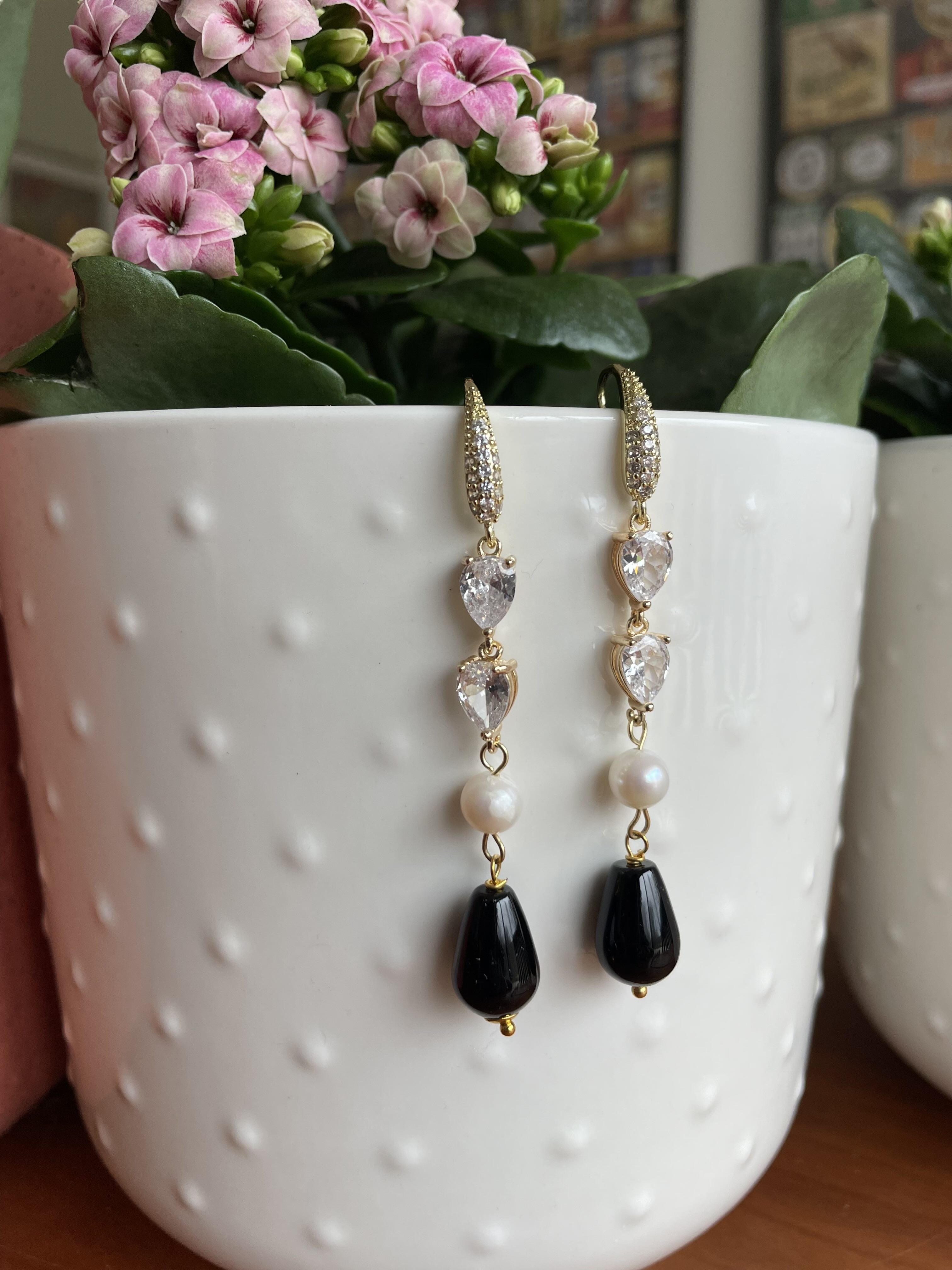 CARLA - Pendant ceremony earrings black cat eyes
