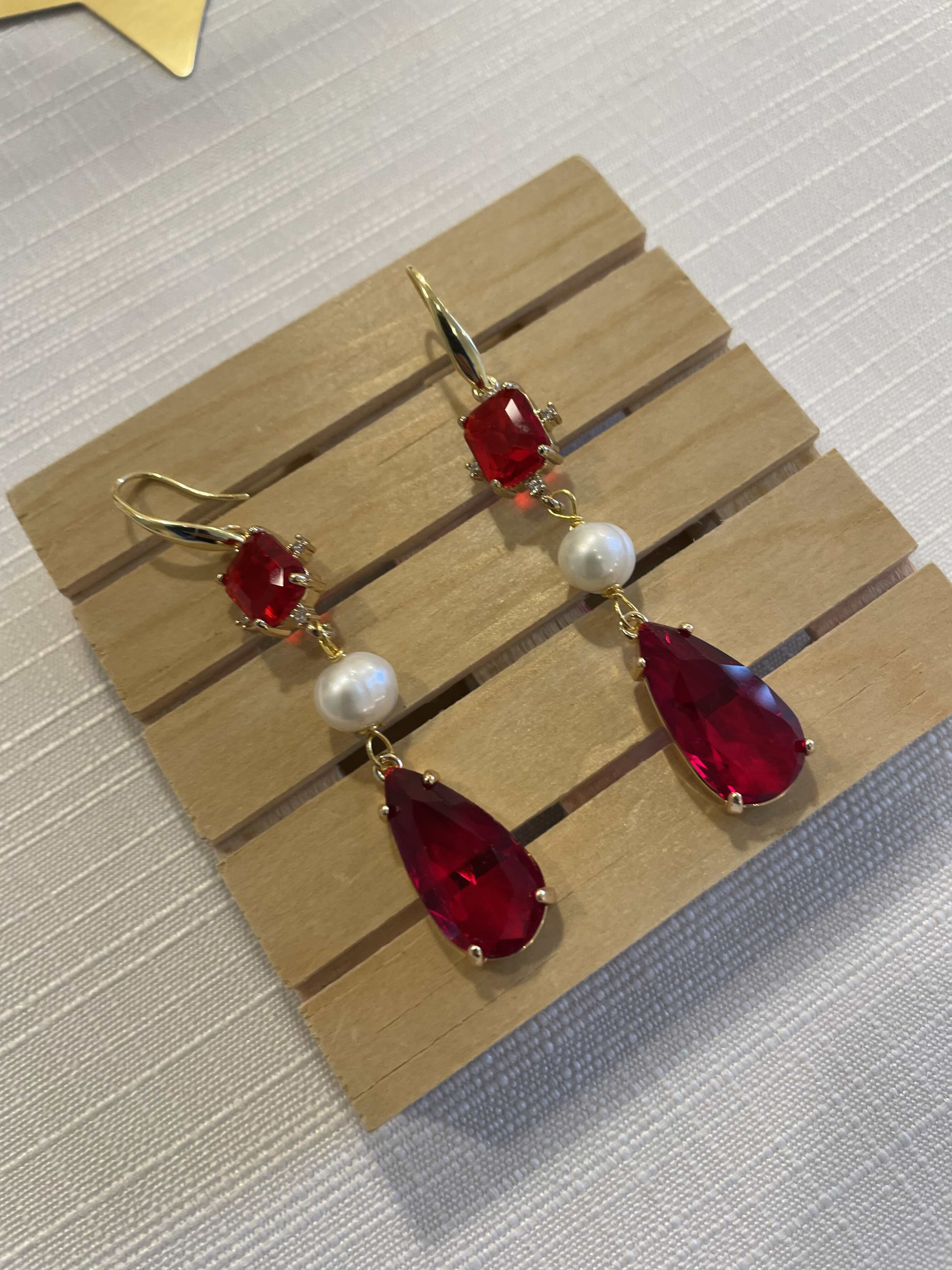 RITA - Boucles d’oreilles pendantes pour Noel avec cristaux rouges. 