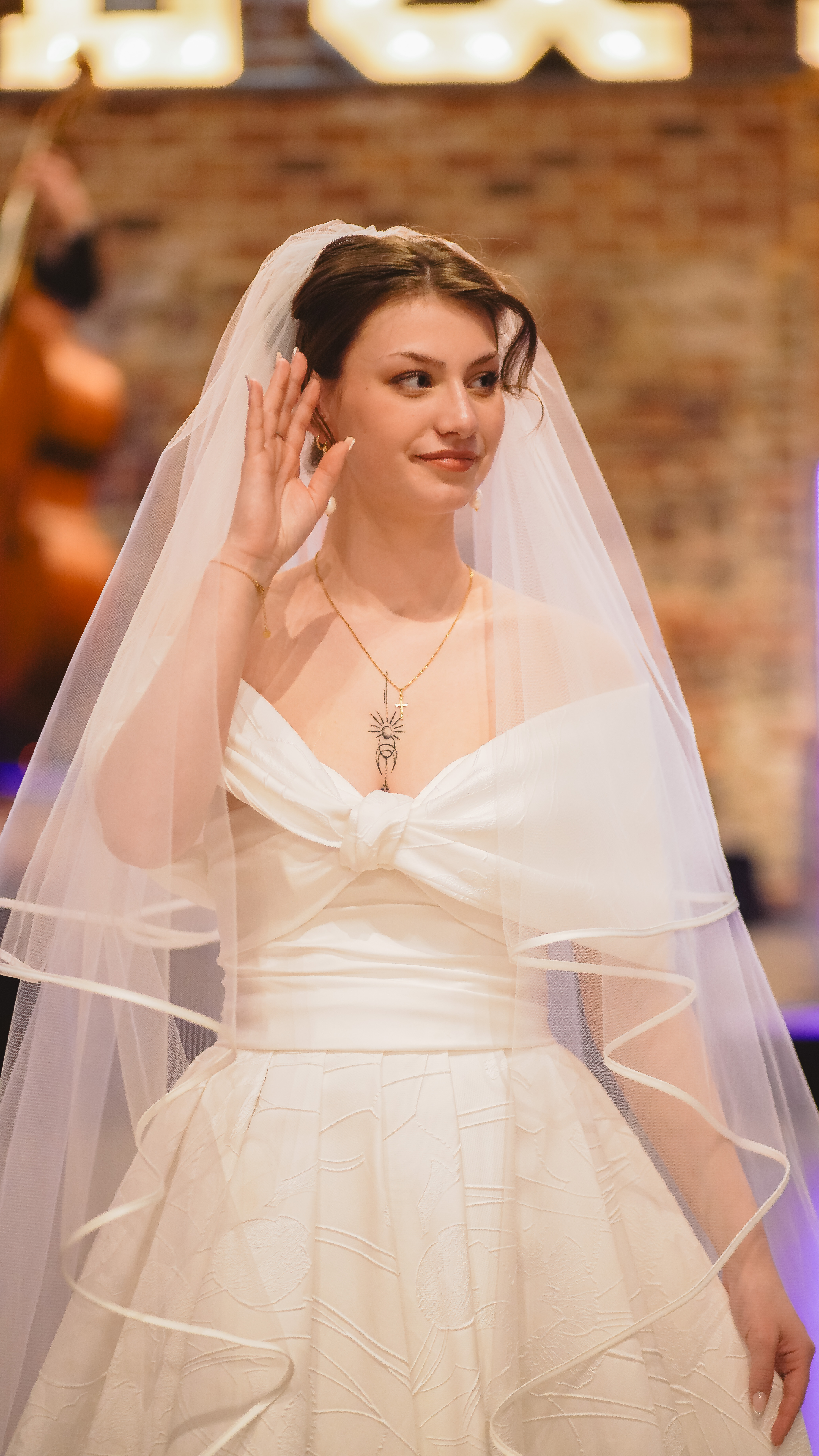 Wedding veil with satin edge