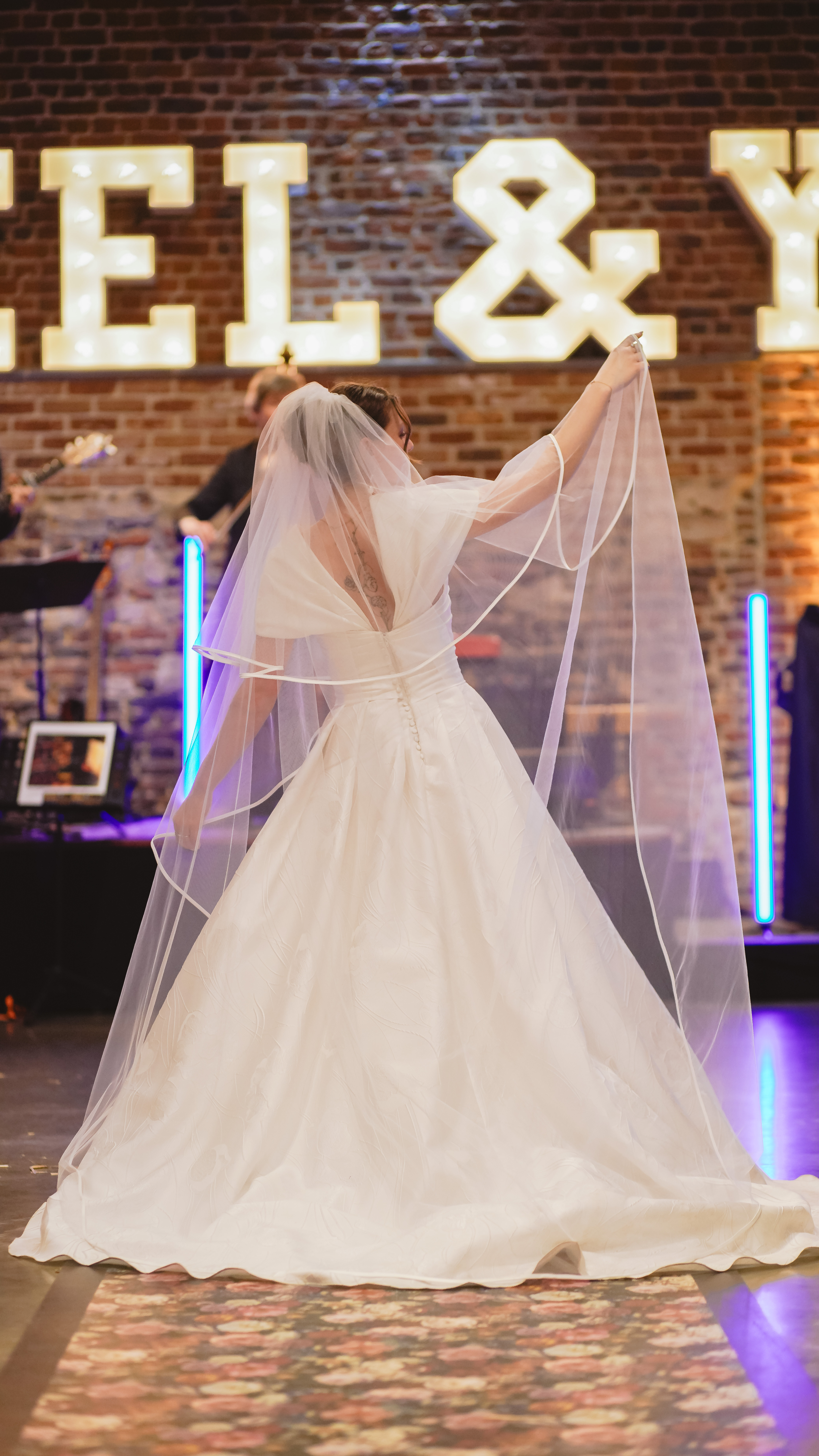 Wedding veil with satin edge