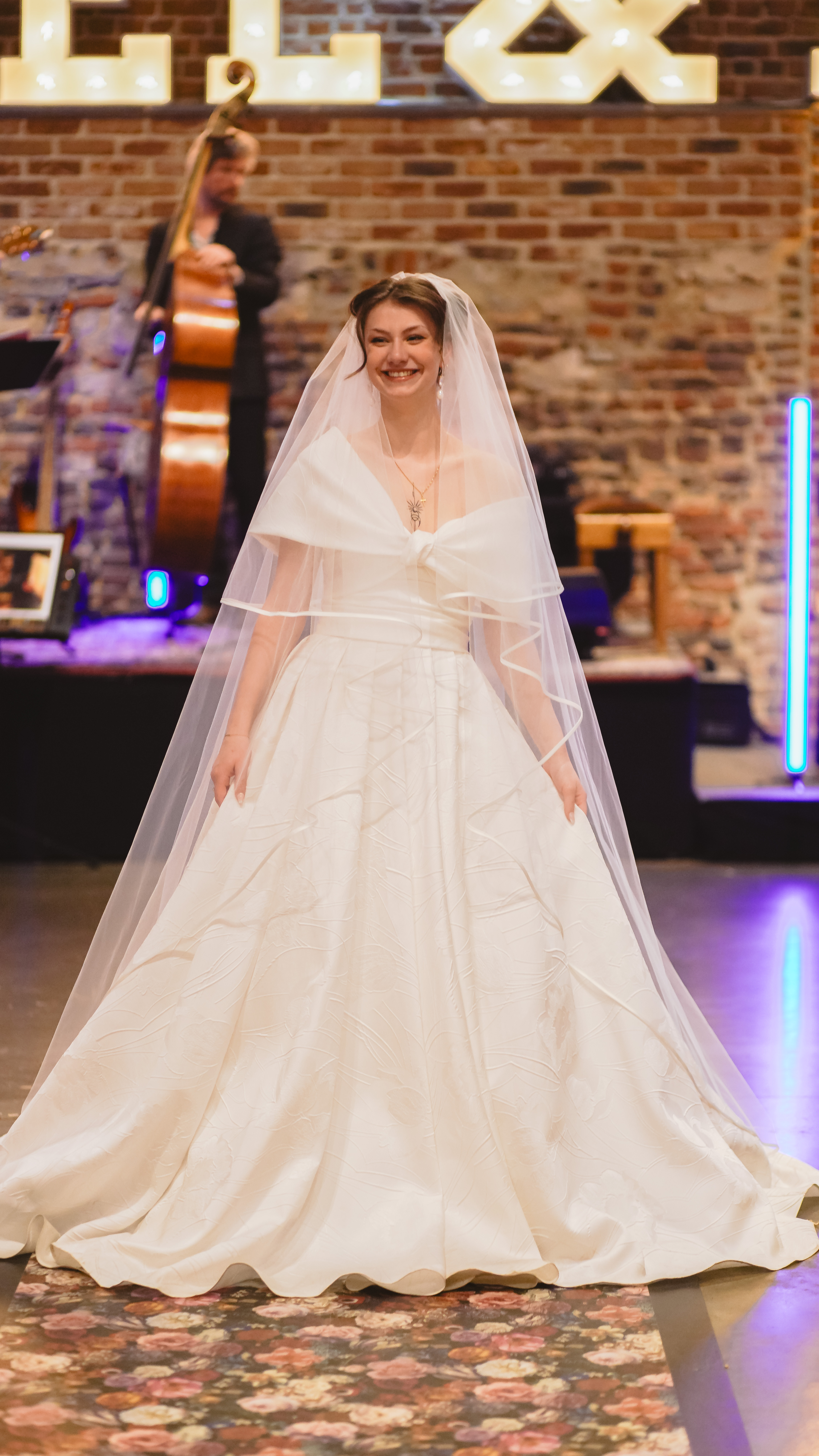 Wedding veil with satin edge